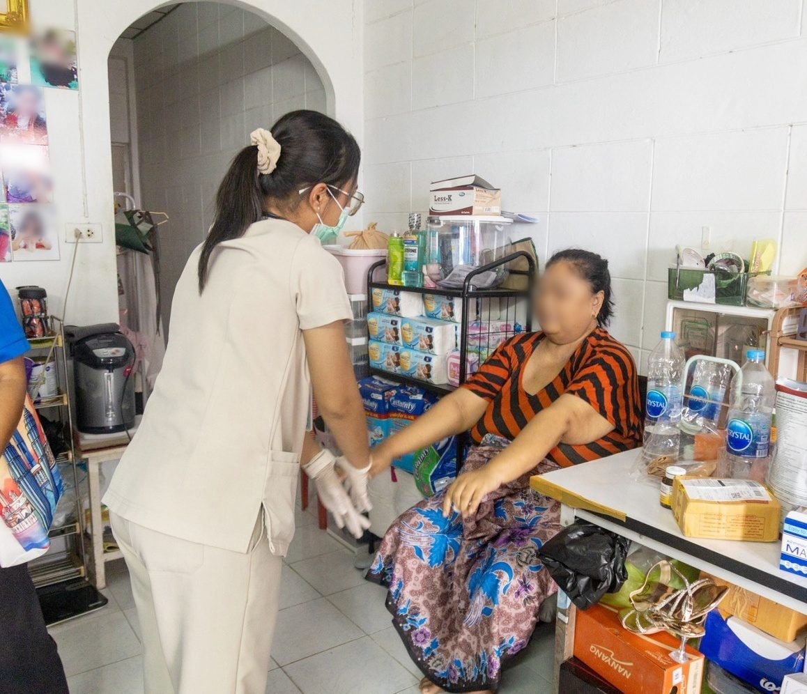 โรงพยาบาลองค์การบริหารส่วนจังหวัดภูเก็ต ลงพื้นที่ติดตามเยี่ยมบ้านผู้ป่วยติดบ้านติดเตียง ณ ชุมชนแหลมตุ๊กแก หมู่ที่ 4 และหมู่ 7 ต.รัษฎา อ.เมือง จ.ภูเก็ต รูปที่ 3