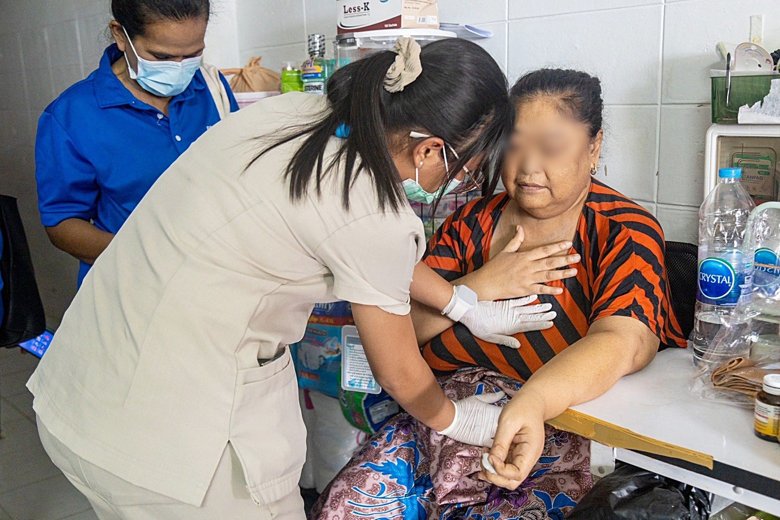 โรงพยาบาลองค์การบริหารส่วนจังหวัดภูเก็ต ลงพื้นที่ติดตามเยี่ยมบ้านผู้ป่วยติดบ้านติดเตียง ณ ชุมชนแหลมตุ๊กแก หมู่ที่ 4 และหมู่ 7 ต.รัษฎา อ.เมือง จ.ภูเก็ต รูปที่ 2