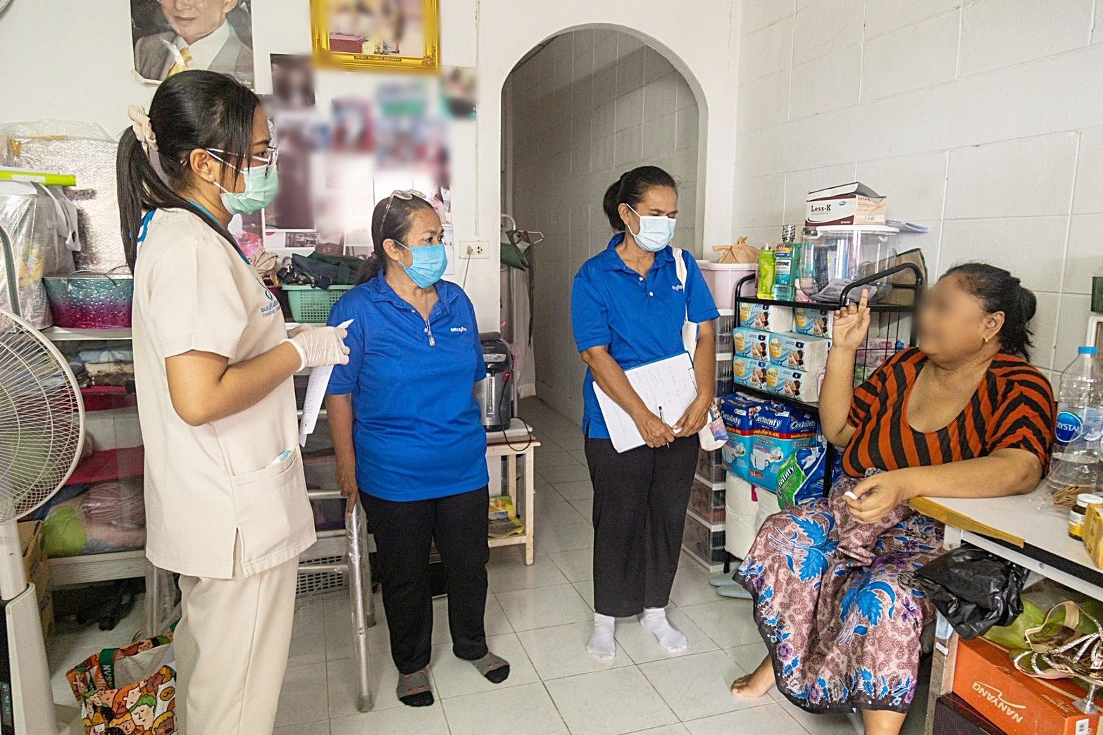 โรงพยาบาลองค์การบริหารส่วนจังหวัดภูเก็ต ลงพื้นที่ติดตามเยี่ยมบ้านผู้ป่วยติดบ้านติดเตียง ณ ชุมชนแหลมตุ๊กแก หมู่ที่ 4 และหมู่ 7 ต.รัษฎา อ.เมือง จ.ภูเก็ต รูปที่ 4