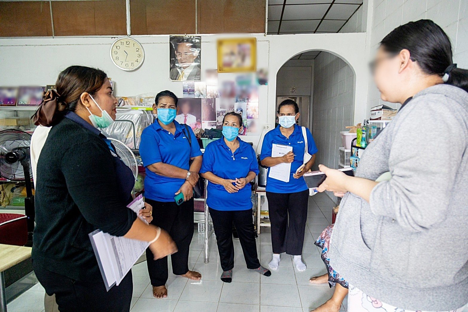 โรงพยาบาลองค์การบริหารส่วนจังหวัดภูเก็ต ลงพื้นที่ติดตามเยี่ยมบ้านผู้ป่วยติดบ้านติดเตียง ณ ชุมชนแหลมตุ๊กแก หมู่ที่ 4 และหมู่ 7 ต.รัษฎา อ.เมือง จ.ภูเก็ต รูปที่ 6