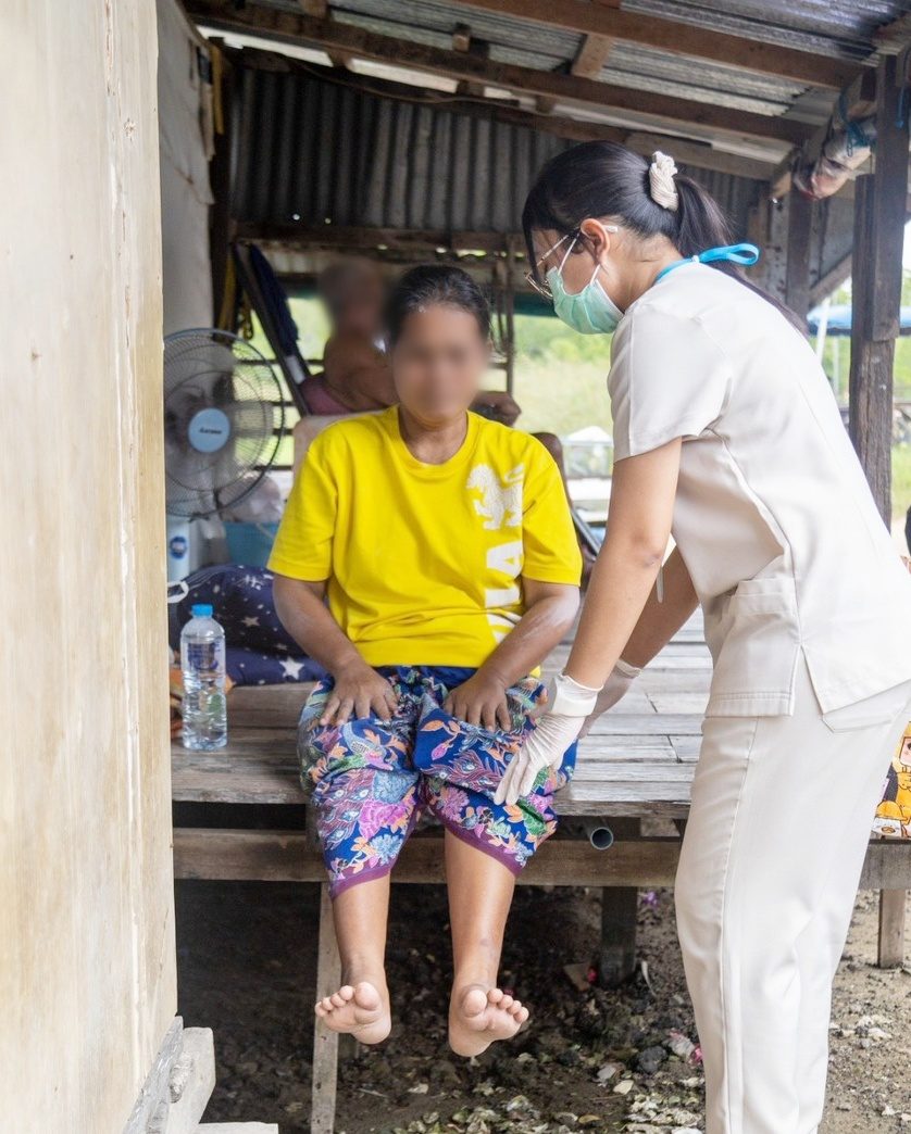 โรงพยาบาลองค์การบริหารส่วนจังหวัดภูเก็ต ลงพื้นที่ติดตามเยี่ยมบ้านผู้ป่วยติดบ้านติดเตียง ณ ชุมชนแหลมตุ๊กแก หมู่ที่ 4 และหมู่ 7 ต.รัษฎา อ.เมือง จ.ภูเก็ต รูปที่ 11