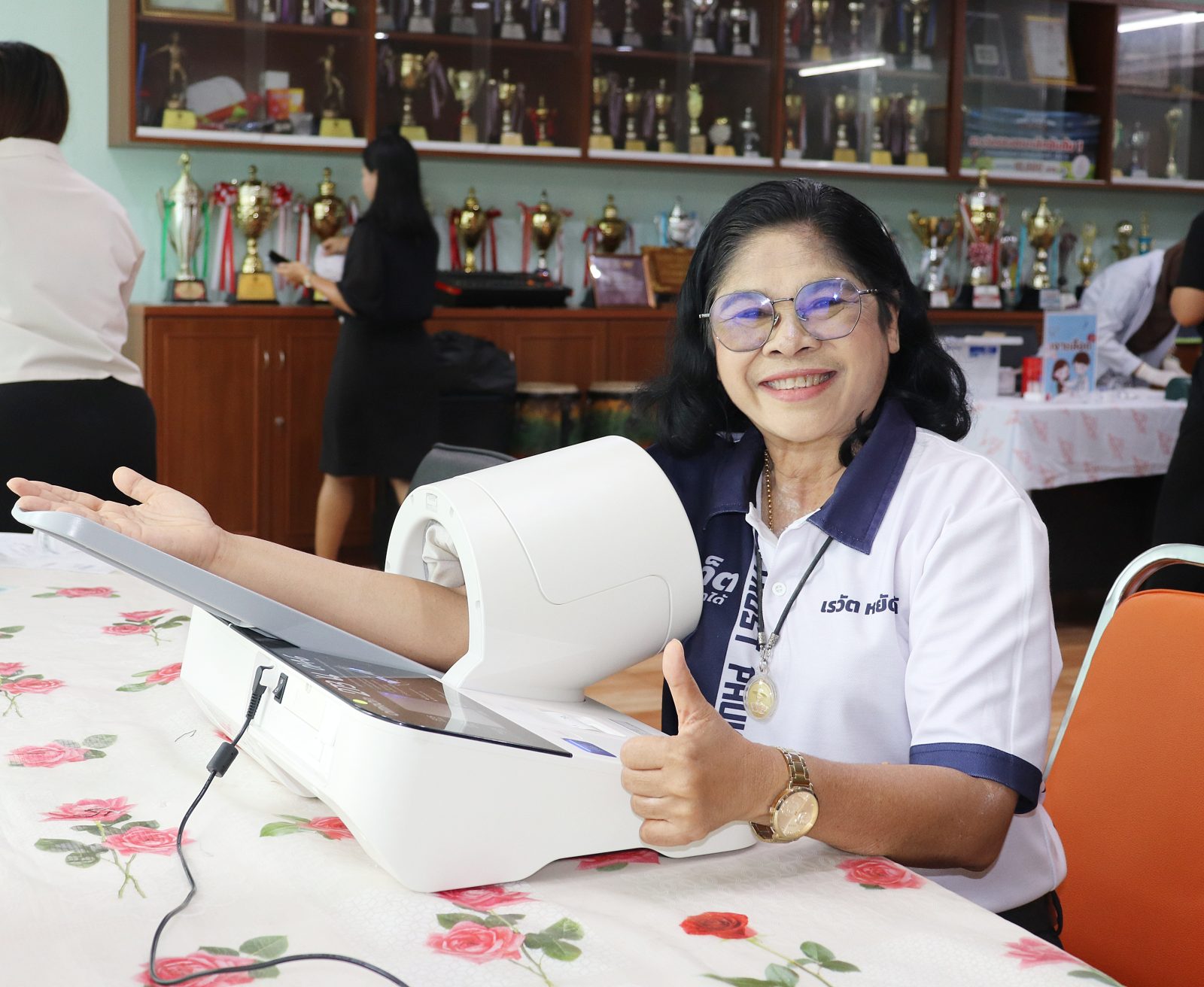 โรงพยาบาลองค์การบริหารส่วนจังหวัดภูเก็ต จัดโครงการออกหน่วยตรวจสุขภาพเคลื่อนที่และฉีดวัคซีนไข้หวัดใหญ่ประจำปี 2569 ให้กับข้าราชการ  ณ โรงเรียน อบจ.บ้านไม้เรียบ รูปที่ 1