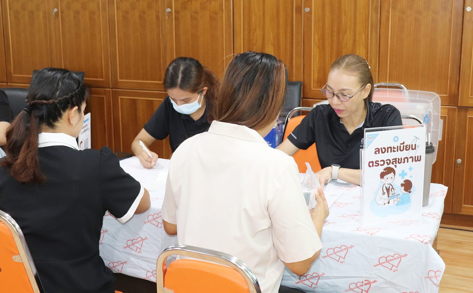 โรงพยาบาลองค์การบริหารส่วนจังหวัดภูเก็ต จัดโครงการออกหน่วยตรวจสุขภาพเคลื่อนที่และฉีดวัคซีนไข้หวัดใหญ่ประจำปี 2569 ให้กับข้าราชการ  ณ โรงเรียน อบจ.บ้านไม้เรียบ รูปที่ 2