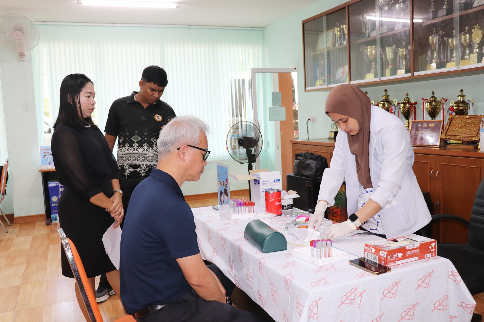 โรงพยาบาลองค์การบริหารส่วนจังหวัดภูเก็ต จัดโครงการออกหน่วยตรวจสุขภาพเคลื่อนที่และฉีดวัคซีนไข้หวัดใหญ่ประจำปี 2569 ให้กับข้าราชการ  ณ โรงเรียน อบจ.บ้านไม้เรียบ รูปที่ 5