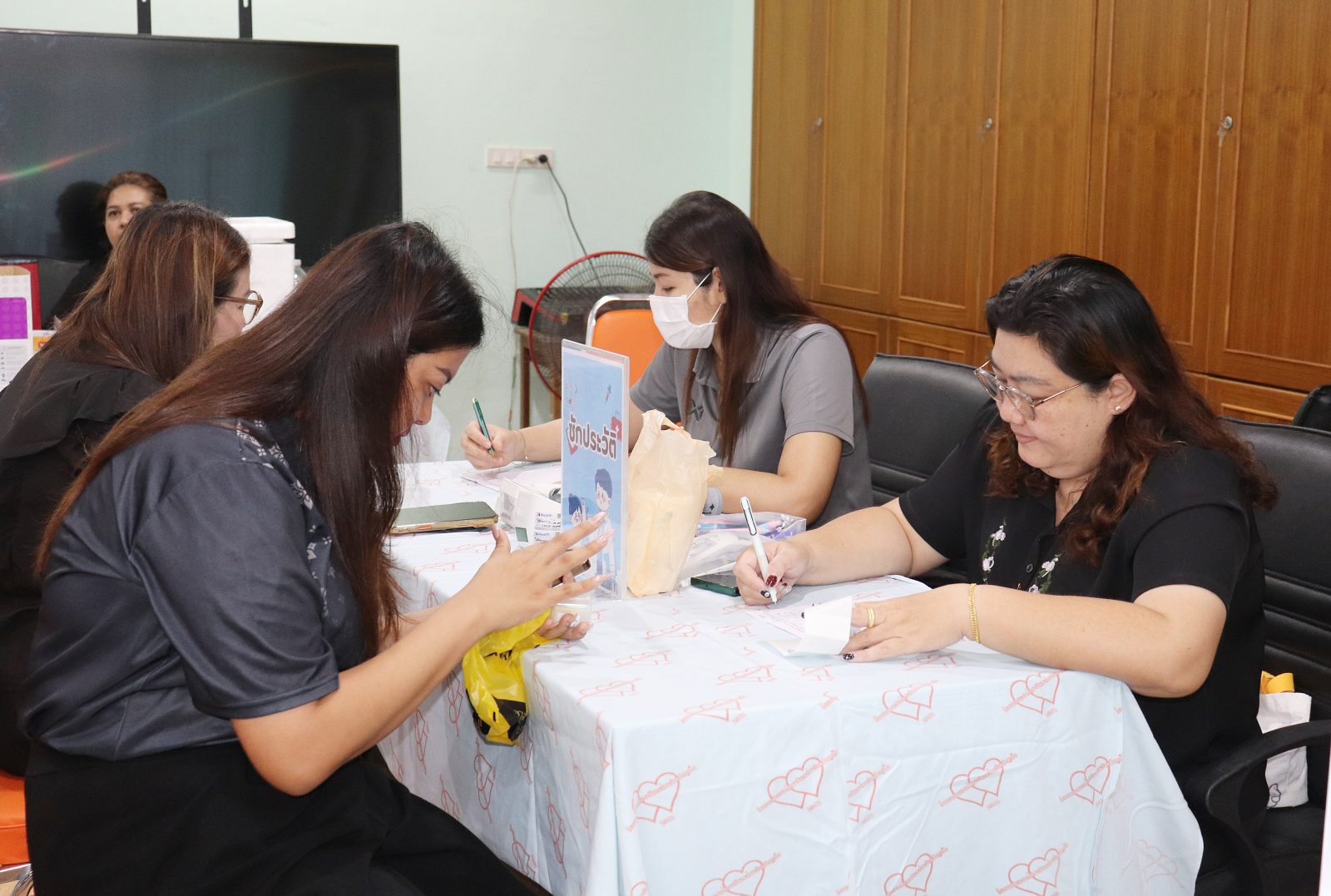 โรงพยาบาลองค์การบริหารส่วนจังหวัดภูเก็ต จัดโครงการออกหน่วยตรวจสุขภาพเคลื่อนที่และฉีดวัคซีนไข้หวัดใหญ่ประจำปี 2569 ให้กับข้าราชการ  ณ โรงเรียน อบจ.บ้านไม้เรียบ รูปที่ 7