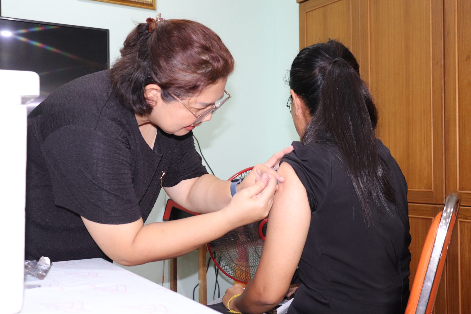 โรงพยาบาลองค์การบริหารส่วนจังหวัดภูเก็ต จัดโครงการออกหน่วยตรวจสุขภาพเคลื่อนที่และฉีดวัคซีนไข้หวัดใหญ่ประจำปี 2569 ให้กับข้าราชการ  ณ โรงเรียน อบจ.บ้านไม้เรียบ รูปที่ 8