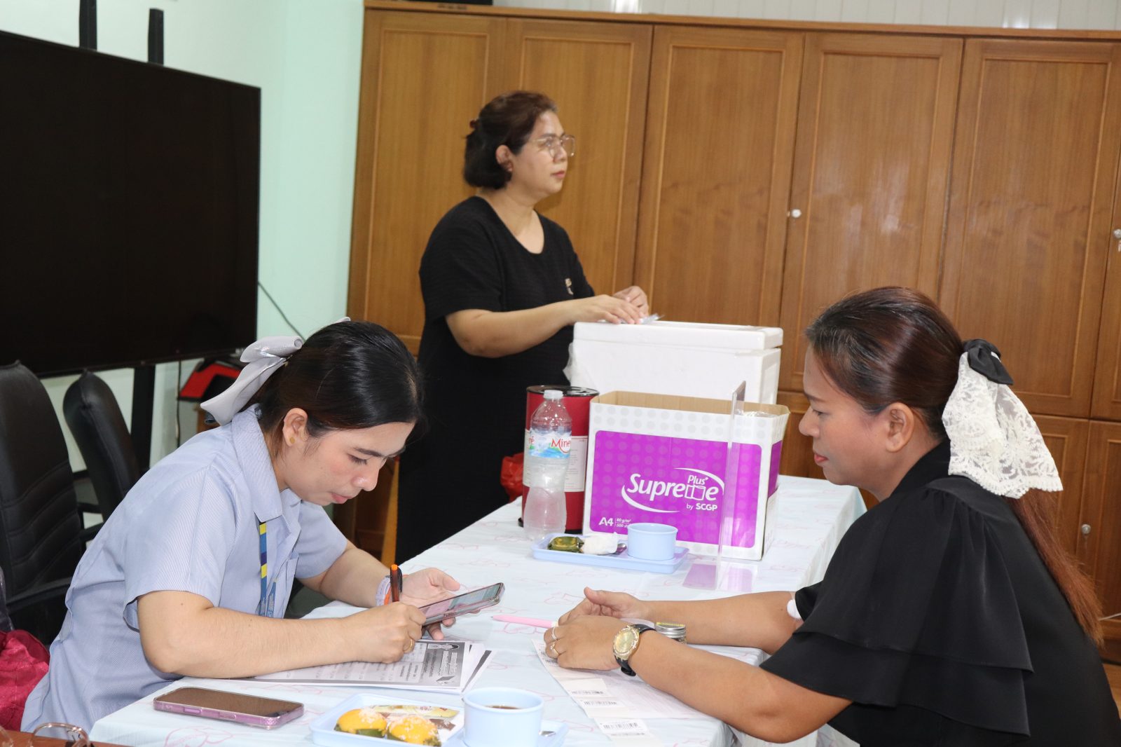 โรงพยาบาลองค์การบริหารส่วนจังหวัดภูเก็ต จัดโครงการออกหน่วยตรวจสุขภาพเคลื่อนที่และฉีดวัคซีนไข้หวัดใหญ่ประจำปี 2569 ให้กับข้าราชการ  ณ โรงเรียน อบจ.บ้านไม้เรียบ รูปที่ 11