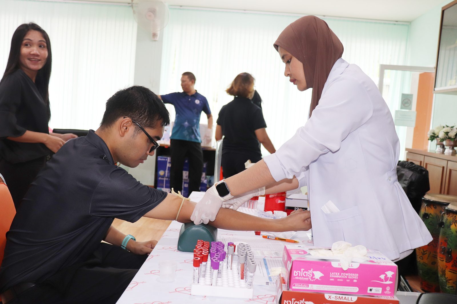 โรงพยาบาลองค์การบริหารส่วนจังหวัดภูเก็ต จัดโครงการออกหน่วยตรวจสุขภาพเคลื่อนที่และฉีดวัคซีนไข้หวัดใหญ่ประจำปี 2569 ให้กับข้าราชการ  ณ โรงเรียน อบจ.บ้านไม้เรียบ รูปที่ 12