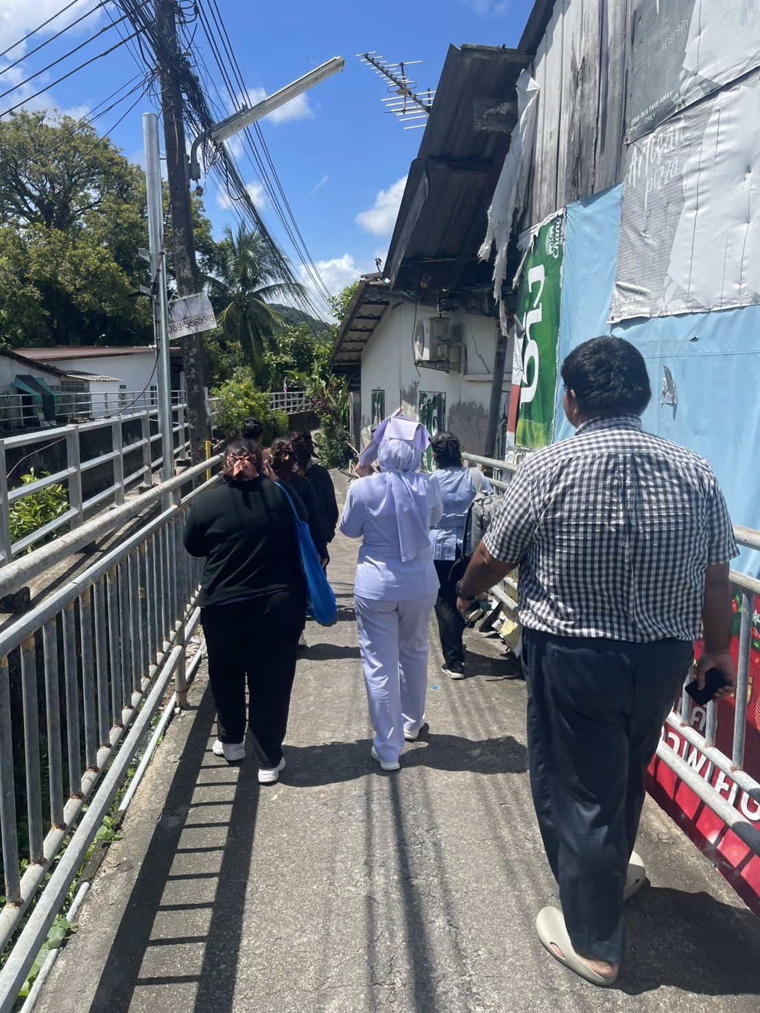 โรงพยาบาลองค์การบริหารส่วนจังหวัดภูเก็ต ร่วมกับ โรงพยาบาลวชิระภูเก็ตและเจ้าหน้าที่สำนักงานสาธารณสุขจังหวัดภูเก็ต ลงพื้นที่เยี่ยมผู้ป่วยที่มีอาการทางจิตเวชในชุมชนพื้นที่รับผิดชอบ รพ.อบจ.ภูเก็ต รูปที่ 2