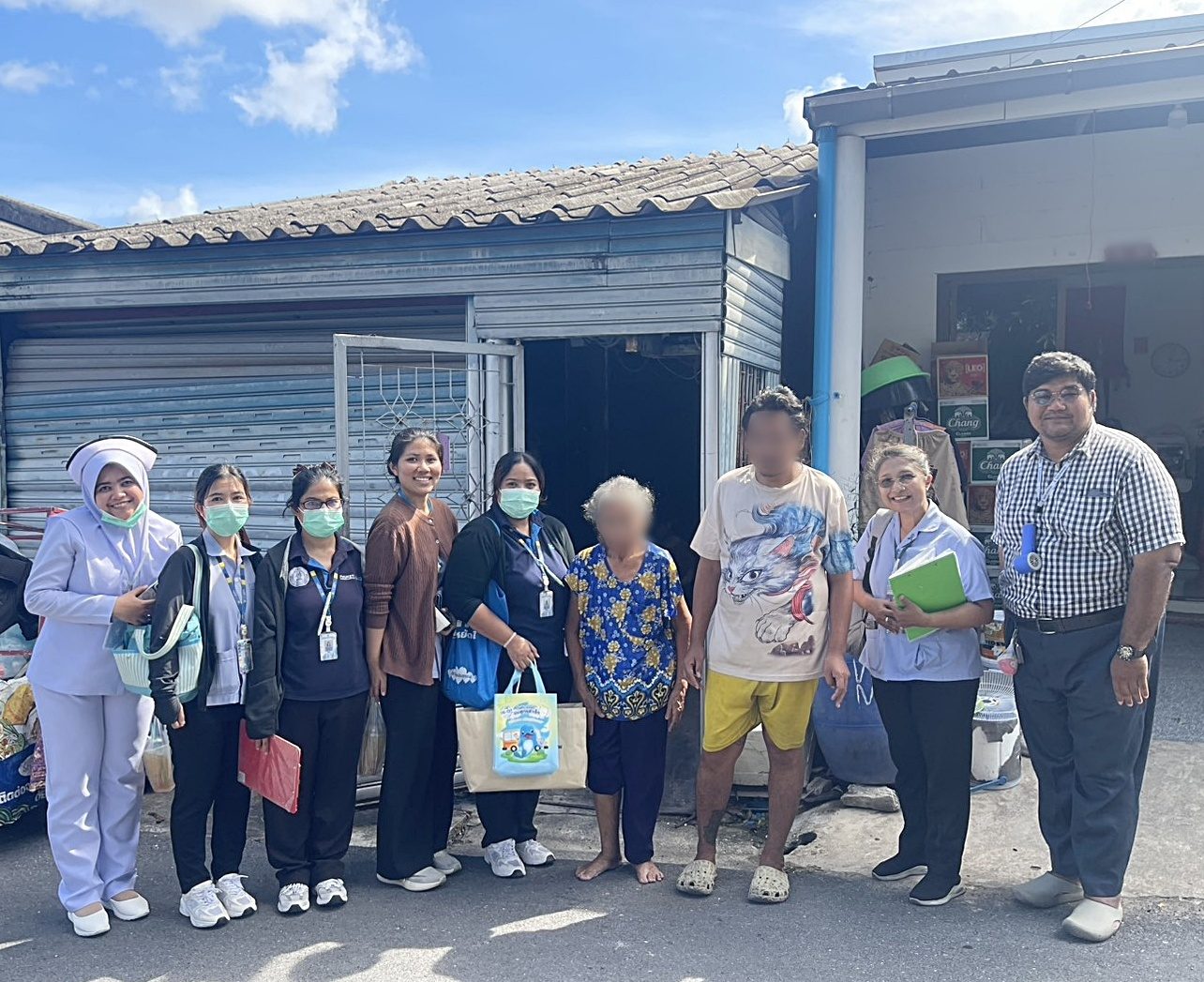 โรงพยาบาลองค์การบริหารส่วนจังหวัดภูเก็ต ร่วมกับ โรงพยาบาลวชิระภูเก็ตและเจ้าหน้าที่สำนักงานสาธารณสุขจังหวัดภูเก็ต ลงพื้นที่เยี่ยมผู้ป่วยที่มีอาการทางจิตเวชในชุมชนพื้นที่รับผิดชอบ รพ.อบจ.ภูเก็ต รูปที่ 1
