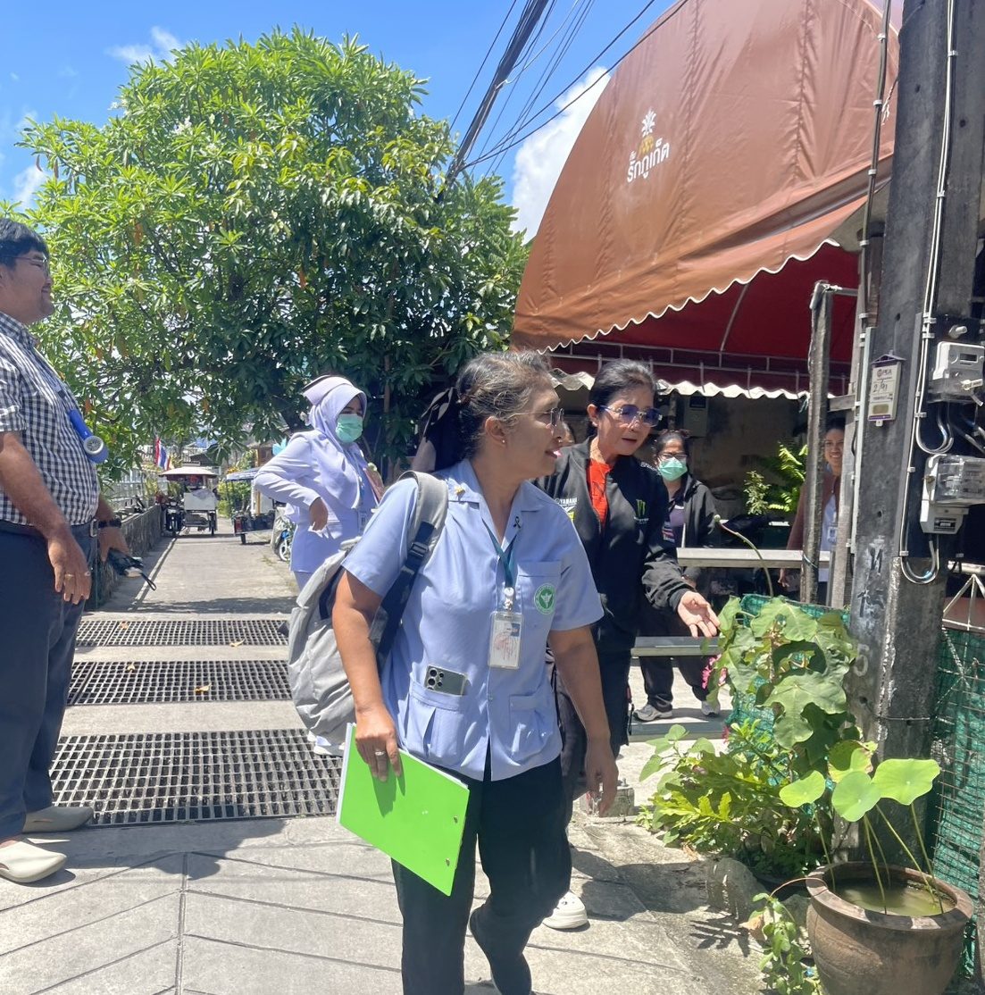 โรงพยาบาลองค์การบริหารส่วนจังหวัดภูเก็ต ร่วมกับ โรงพยาบาลวชิระภูเก็ตและเจ้าหน้าที่สำนักงานสาธารณสุขจังหวัดภูเก็ต ลงพื้นที่เยี่ยมผู้ป่วยที่มีอาการทางจิตเวชในชุมชนพื้นที่รับผิดชอบ รพ.อบจ.ภูเก็ต รูปที่ 4