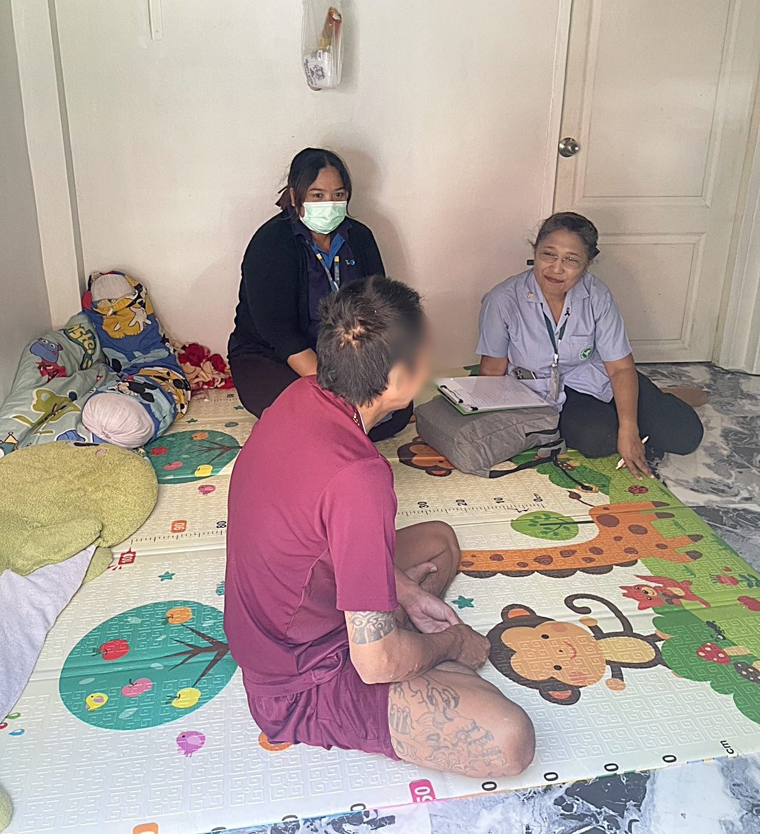 โรงพยาบาลองค์การบริหารส่วนจังหวัดภูเก็ต ร่วมกับ โรงพยาบาลวชิระภูเก็ตและเจ้าหน้าที่สำนักงานสาธารณสุขจังหวัดภูเก็ต ลงพื้นที่เยี่ยมผู้ป่วยที่มีอาการทางจิตเวชในชุมชนพื้นที่รับผิดชอบ รพ.อบจ.ภูเก็ต รูปที่ 6