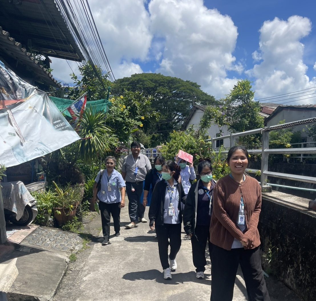 โรงพยาบาลองค์การบริหารส่วนจังหวัดภูเก็ต ร่วมกับ โรงพยาบาลวชิระภูเก็ตและเจ้าหน้าที่สำนักงานสาธารณสุขจังหวัดภูเก็ต ลงพื้นที่เยี่ยมผู้ป่วยที่มีอาการทางจิตเวชในชุมชนพื้นที่รับผิดชอบ รพ.อบจ.ภูเก็ต รูปที่ 3