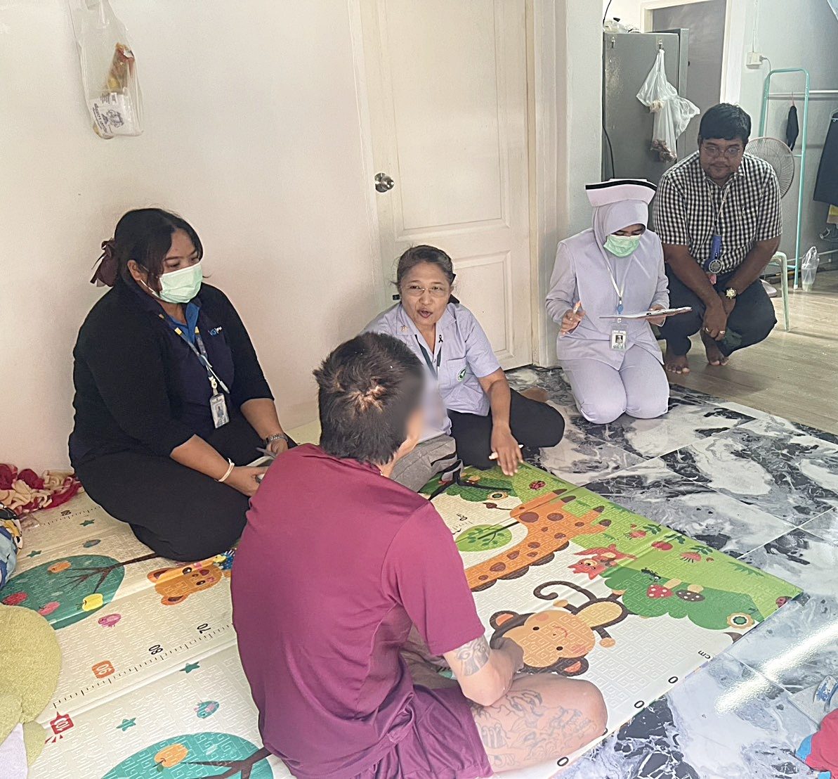 โรงพยาบาลองค์การบริหารส่วนจังหวัดภูเก็ต ร่วมกับ โรงพยาบาลวชิระภูเก็ตและเจ้าหน้าที่สำนักงานสาธารณสุขจังหวัดภูเก็ต ลงพื้นที่เยี่ยมผู้ป่วยที่มีอาการทางจิตเวชในชุมชนพื้นที่รับผิดชอบ รพ.อบจ.ภูเก็ต รูปที่ 7