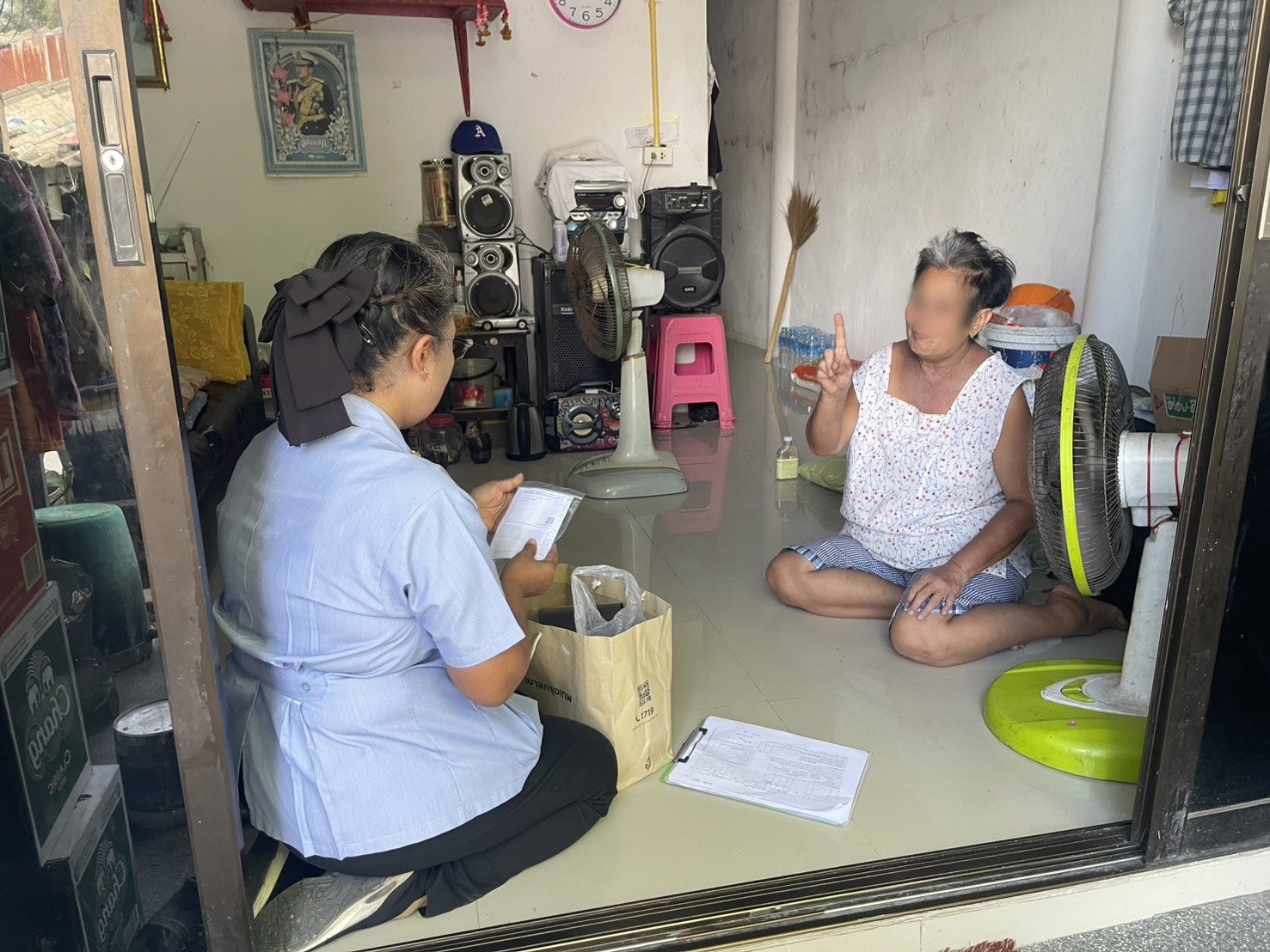 โรงพยาบาลองค์การบริหารส่วนจังหวัดภูเก็ต ร่วมกับ โรงพยาบาลวชิระภูเก็ตและเจ้าหน้าที่สำนักงานสาธารณสุขจังหวัดภูเก็ต ลงพื้นที่เยี่ยมผู้ป่วยที่มีอาการทางจิตเวชในชุมชนพื้นที่รับผิดชอบ รพ.อบจ.ภูเก็ต รูปที่ 10