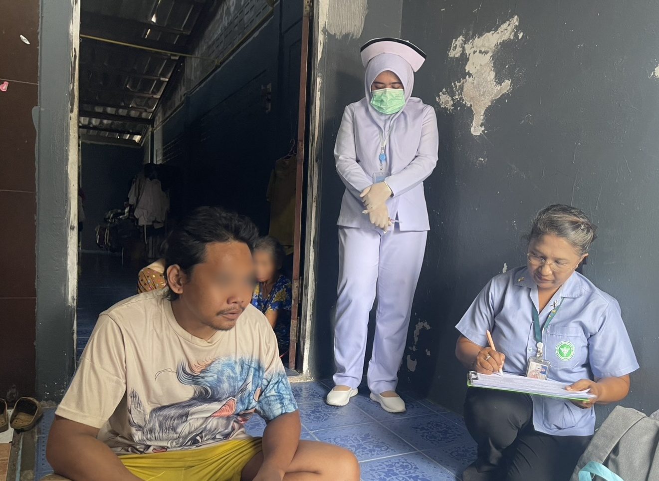 โรงพยาบาลองค์การบริหารส่วนจังหวัดภูเก็ต ร่วมกับ โรงพยาบาลวชิระภูเก็ตและเจ้าหน้าที่สำนักงานสาธารณสุขจังหวัดภูเก็ต ลงพื้นที่เยี่ยมผู้ป่วยที่มีอาการทางจิตเวชในชุมชนพื้นที่รับผิดชอบ รพ.อบจ.ภูเก็ต รูปที่ 9