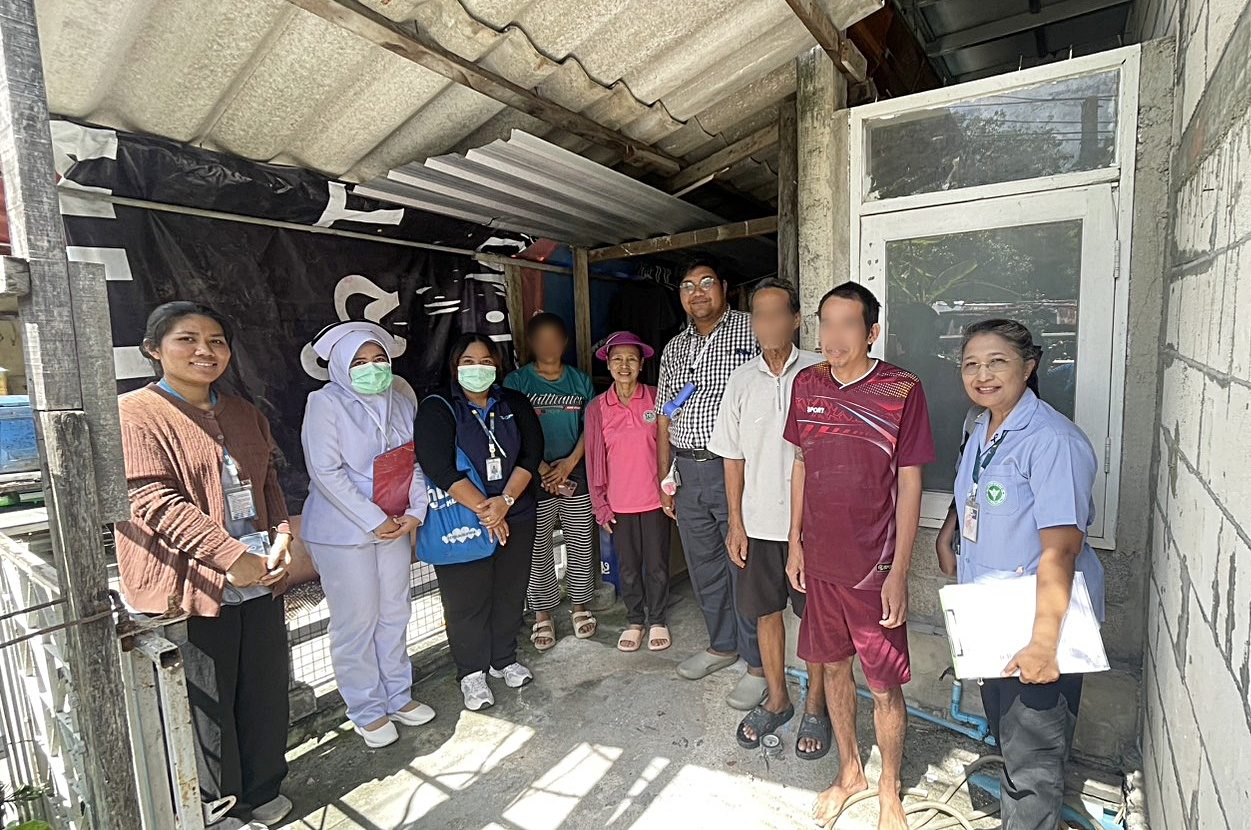โรงพยาบาลองค์การบริหารส่วนจังหวัดภูเก็ต ร่วมกับ โรงพยาบาลวชิระภูเก็ตและเจ้าหน้าที่สำนักงานสาธารณสุขจังหวัดภูเก็ต ลงพื้นที่เยี่ยมผู้ป่วยที่มีอาการทางจิตเวชในชุมชนพื้นที่รับผิดชอบ รพ.อบจ.ภูเก็ต รูปที่ 8