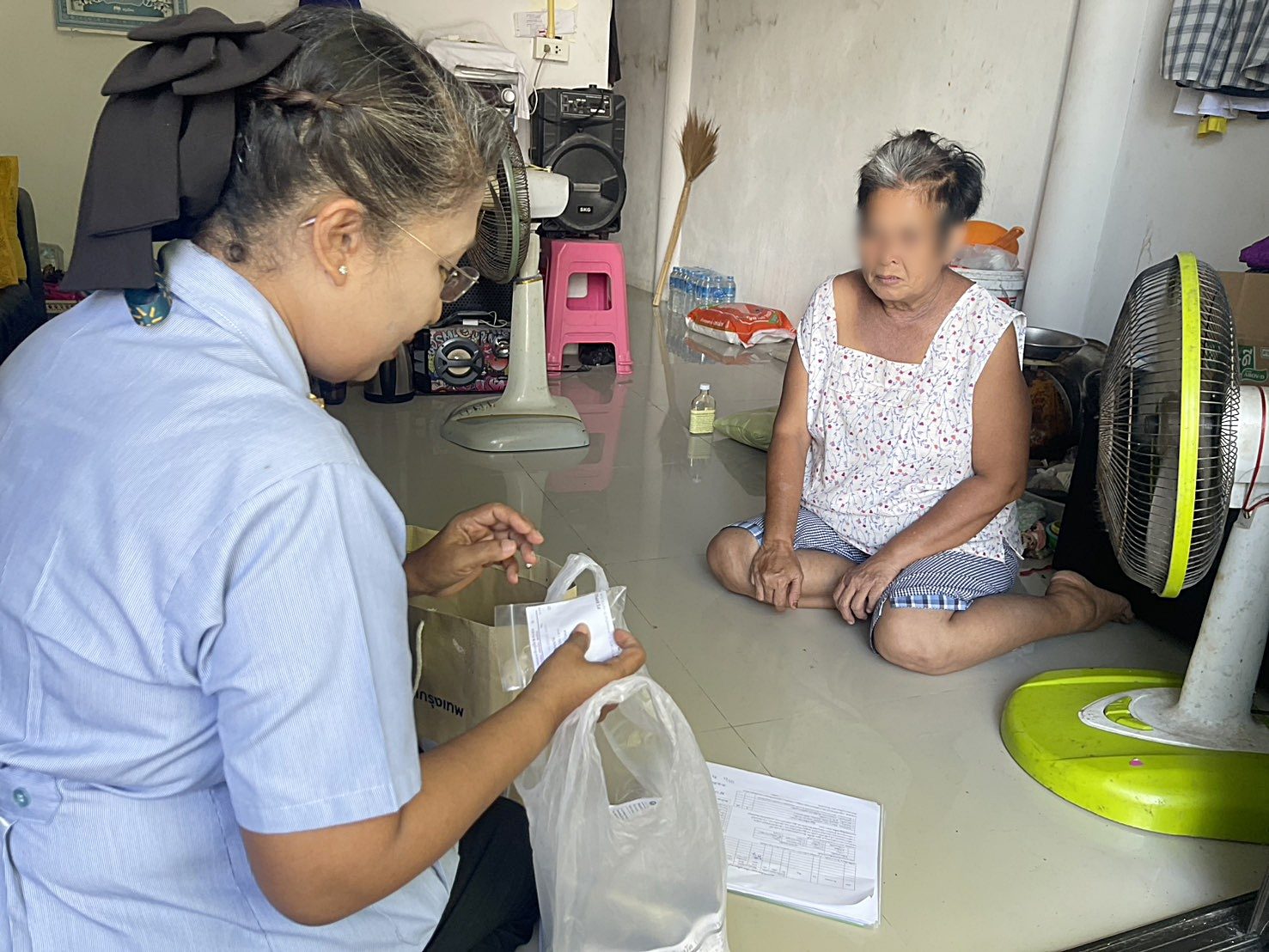 โรงพยาบาลองค์การบริหารส่วนจังหวัดภูเก็ต ร่วมกับ โรงพยาบาลวชิระภูเก็ตและเจ้าหน้าที่สำนักงานสาธารณสุขจังหวัดภูเก็ต ลงพื้นที่เยี่ยมผู้ป่วยที่มีอาการทางจิตเวชในชุมชนพื้นที่รับผิดชอบ รพ.อบจ.ภูเก็ต รูปที่ 11