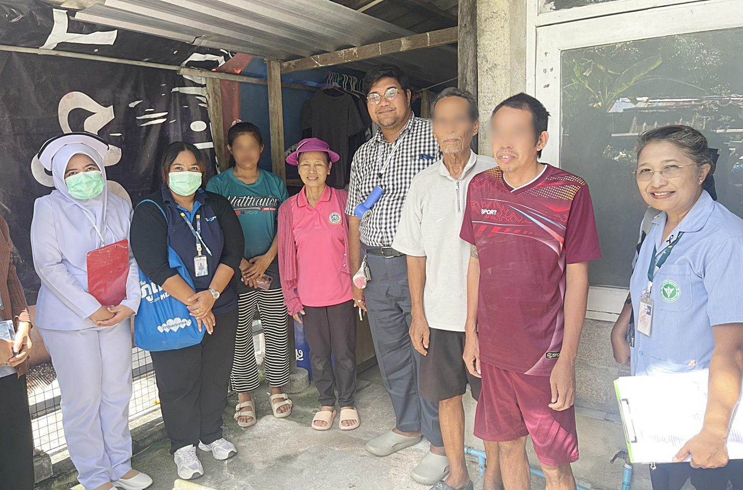 โรงพยาบาลองค์การบริหารส่วนจังหวัดภูเก็ต ร่วมกับ โรงพยาบาลวชิระภูเก็ตและเจ้าหน้าที่สำนักงานสาธารณสุขจังหวัดภูเก็ต ลงพื้นที่เยี่ยมผู้ป่วยที่มีอาการทางจิตเวชในชุมชนพื้นที่รับผิดชอบ รพ.อบจ.ภูเก็ต รูปที่ 12