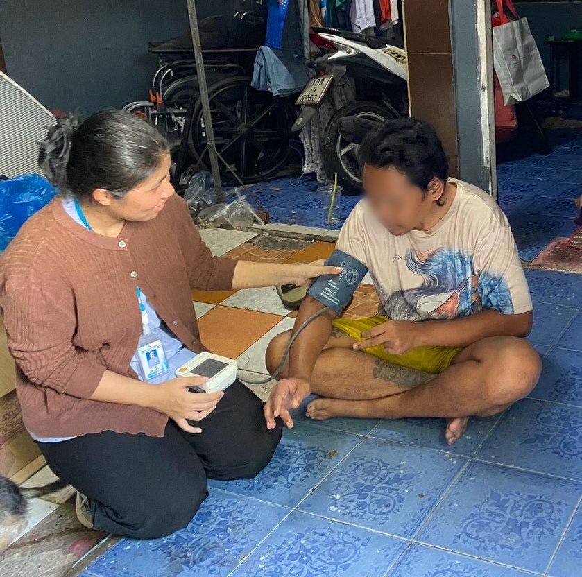 โรงพยาบาลองค์การบริหารส่วนจังหวัดภูเก็ต ร่วมกับ โรงพยาบาลวชิระภูเก็ตและเจ้าหน้าที่สำนักงานสาธารณสุขจังหวัดภูเก็ต ลงพื้นที่เยี่ยมผู้ป่วยที่มีอาการทางจิตเวชในชุมชนพื้นที่รับผิดชอบ รพ.อบจ.ภูเก็ต รูปที่ 13