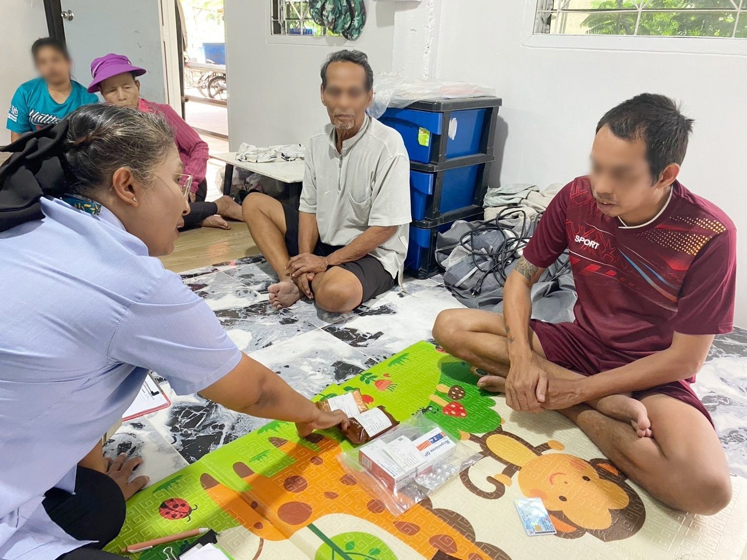 โรงพยาบาลองค์การบริหารส่วนจังหวัดภูเก็ต ร่วมกับ โรงพยาบาลวชิระภูเก็ตและเจ้าหน้าที่สำนักงานสาธารณสุขจังหวัดภูเก็ต ลงพื้นที่เยี่ยมผู้ป่วยที่มีอาการทางจิตเวชในชุมชนพื้นที่รับผิดชอบ รพ.อบจ.ภูเก็ต รูปที่ 15
