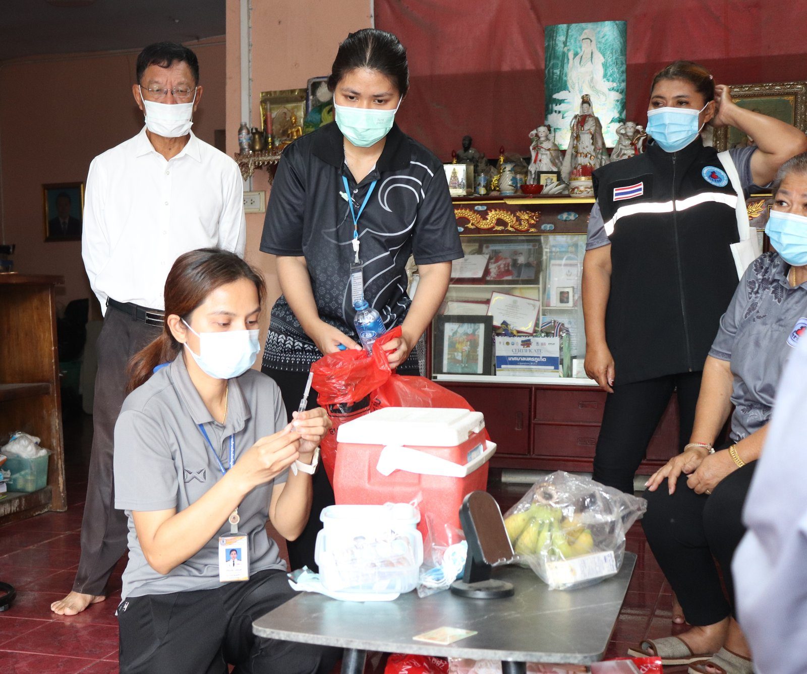 โรงพยาบาลองค์การบริหารส่วนจังหวัดภูเก็ต ลงพื้นที่ติดตามเยี่ยมบ้านผู้ป่วยติดบ้านติดเตียง พร้อมให้บริการฉีดวัคซีนป้องกันไข้หวัดใหญ่เชิงรุก ณ พื้นที่หมู่ 7 ต.รัษฎา อ.เมือง จ.ภูเก็ต รูปที่ 1