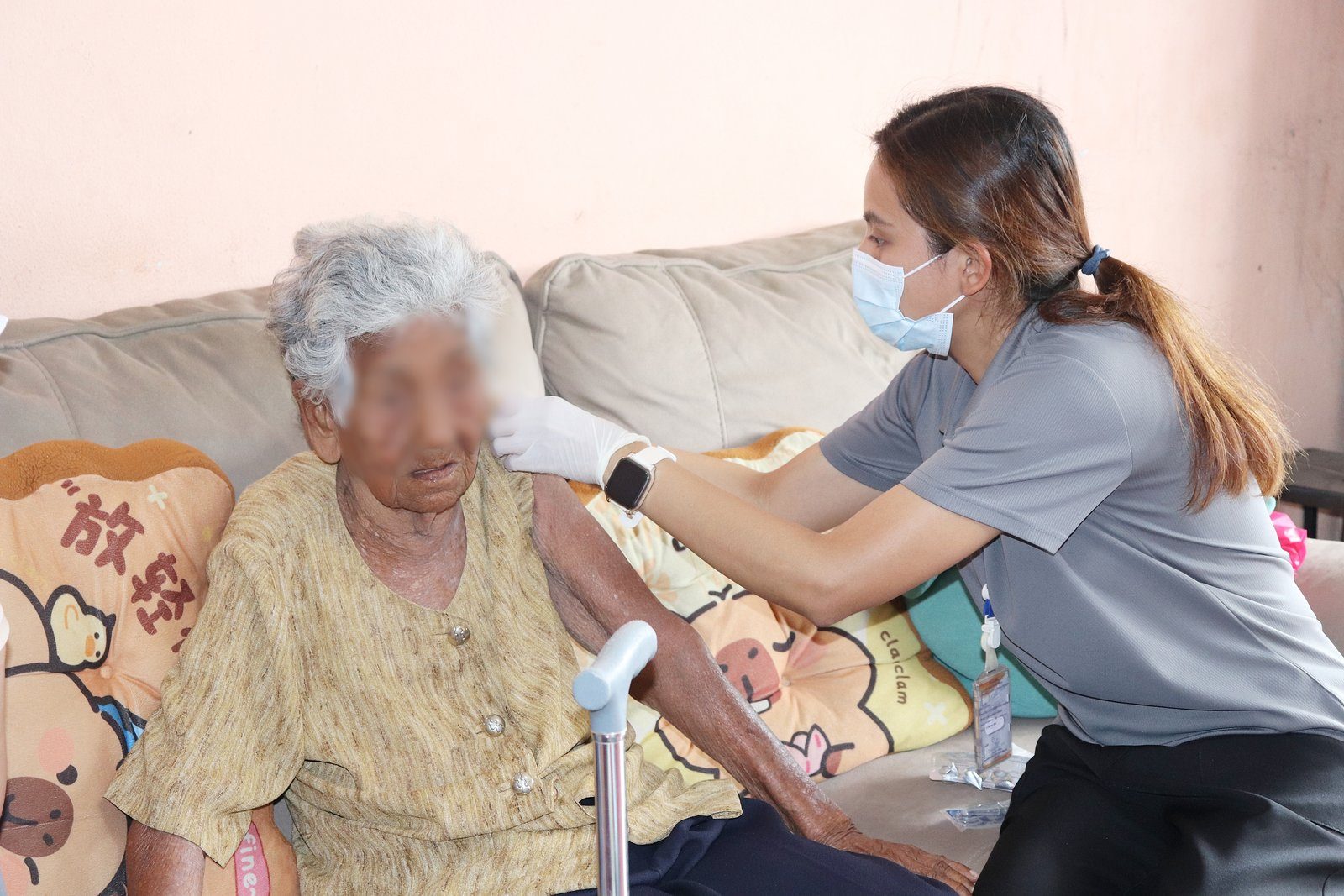 โรงพยาบาลองค์การบริหารส่วนจังหวัดภูเก็ต ลงพื้นที่ติดตามเยี่ยมบ้านผู้ป่วยติดบ้านติดเตียง พร้อมให้บริการฉีดวัคซีนป้องกันไข้หวัดใหญ่เชิงรุก ณ พื้นที่หมู่ 7 ต.รัษฎา อ.เมือง จ.ภูเก็ต รูปที่ 3