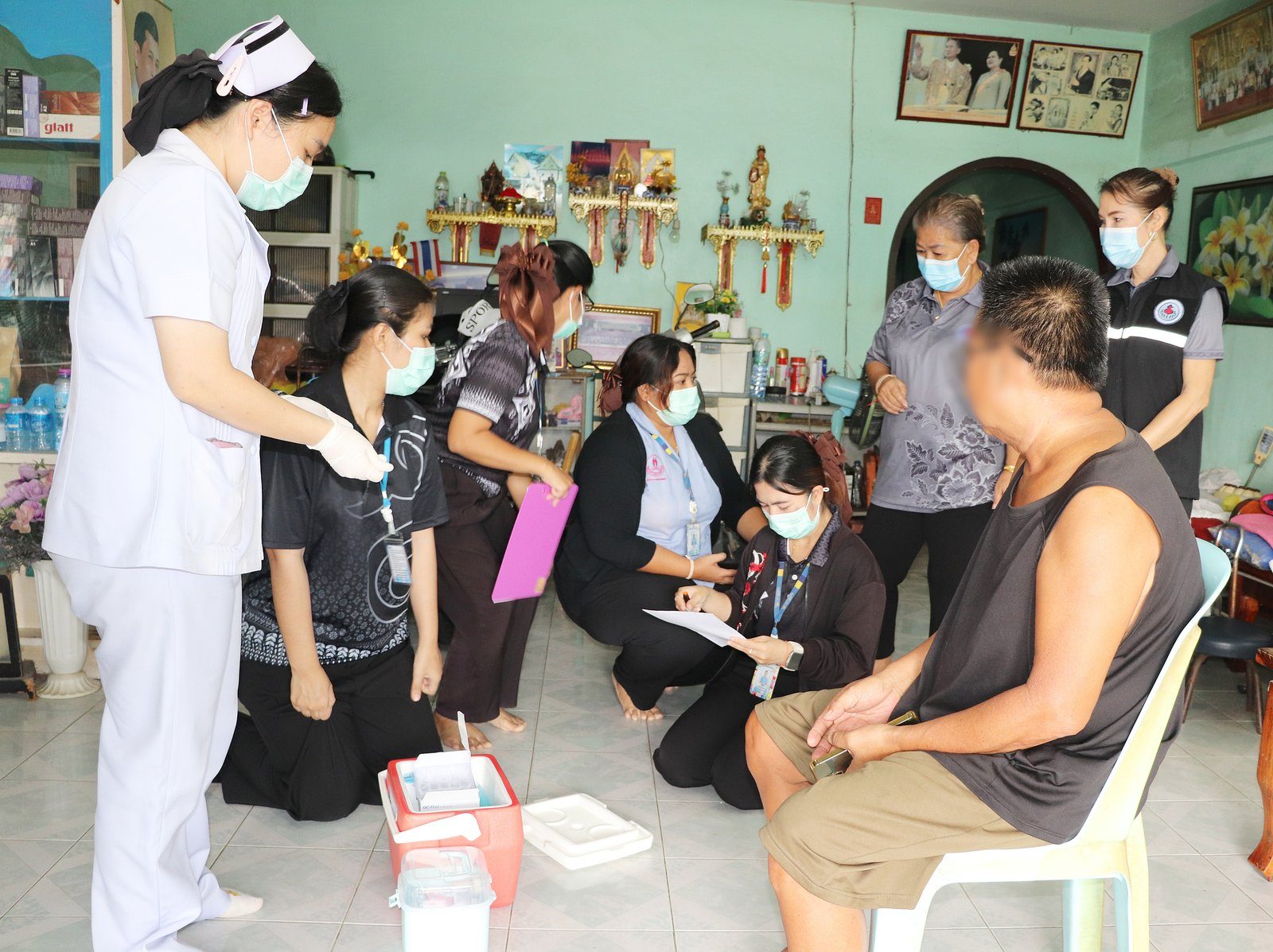 โรงพยาบาลองค์การบริหารส่วนจังหวัดภูเก็ต ลงพื้นที่ติดตามเยี่ยมบ้านผู้ป่วยติดบ้านติดเตียง พร้อมให้บริการฉีดวัคซีนป้องกันไข้หวัดใหญ่เชิงรุก ณ พื้นที่หมู่ 7 ต.รัษฎา อ.เมือง จ.ภูเก็ต รูปที่ 2