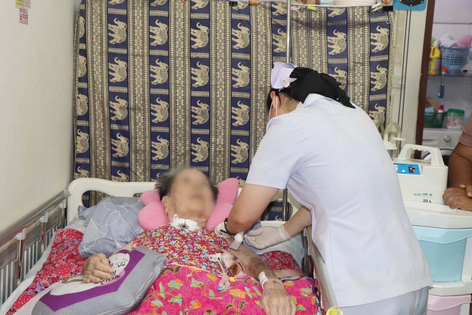 โรงพยาบาลองค์การบริหารส่วนจังหวัดภูเก็ต ลงพื้นที่ติดตามเยี่ยมบ้านผู้ป่วยติดบ้านติดเตียง พร้อมให้บริการฉีดวัคซีนป้องกันไข้หวัดใหญ่เชิงรุก ณ พื้นที่หมู่ 7 ต.รัษฎา อ.เมือง จ.ภูเก็ต รูปที่ 9