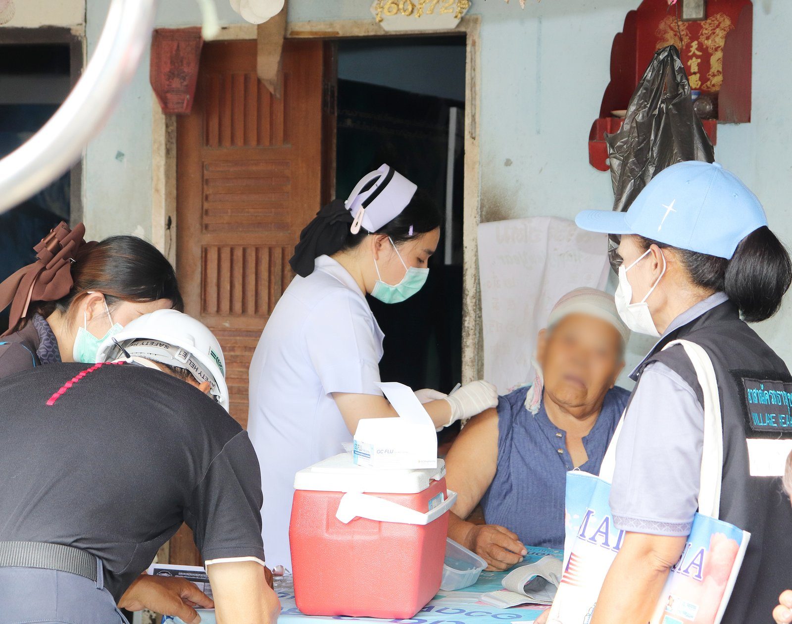 โรงพยาบาลองค์การบริหารส่วนจังหวัดภูเก็ต ลงพื้นที่ติดตามเยี่ยมบ้านผู้ป่วยติดบ้านติดเตียง พร้อมให้บริการฉีดวัคซีนป้องกันไข้หวัดใหญ่เชิงรุก ณ พื้นที่หมู่ 7 ต.รัษฎา อ.เมือง จ.ภูเก็ต รูปที่ 7