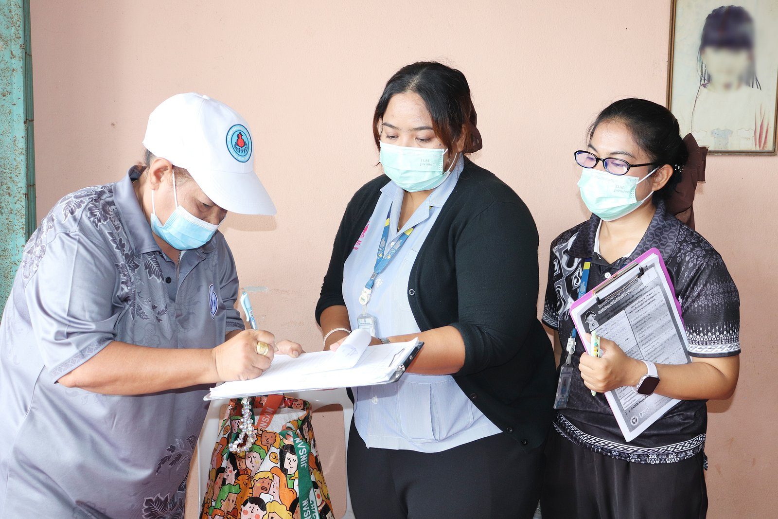 โรงพยาบาลองค์การบริหารส่วนจังหวัดภูเก็ต ลงพื้นที่ติดตามเยี่ยมบ้านผู้ป่วยติดบ้านติดเตียง พร้อมให้บริการฉีดวัคซีนป้องกันไข้หวัดใหญ่เชิงรุก ณ พื้นที่หมู่ 7 ต.รัษฎา อ.เมือง จ.ภูเก็ต รูปที่ 6