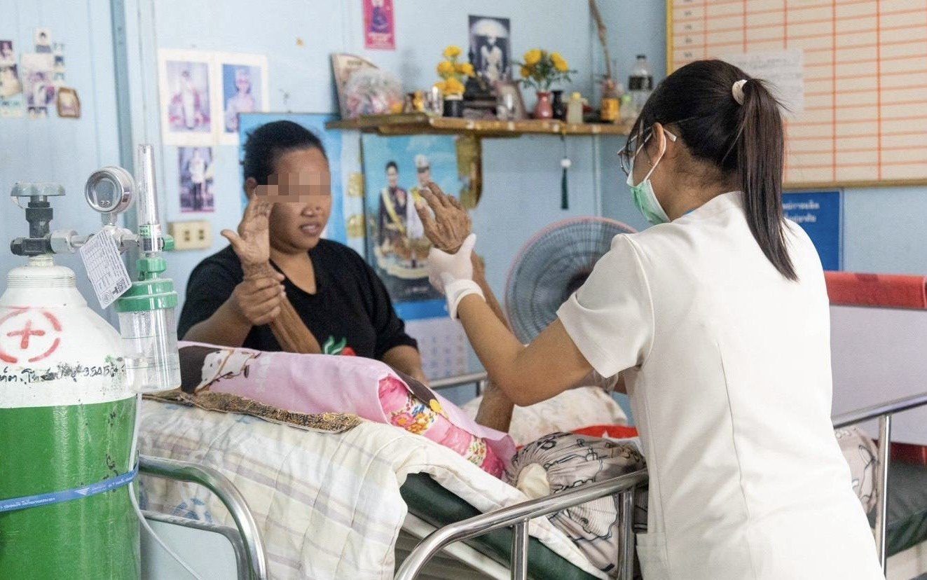 โรงพยาบาลองค์การบริหารส่วนจังหวัดภูเก็ต ลงพื้นที่ติดตามเยี่ยมบ้านผู้ป่วยติดบ้านติดเตียง พร้อมตรวจประเมินและออกใบรับรองความพิการถึงบ้าน ณ ชุมชนแหลมตุ๊กแก หมู่ที่ 4 และชุมชนสะพานร่วมพูนผล1 ต.ตลาดใหญ่ อ.เมือง จ.ภูเก็ต รูปที่ 2