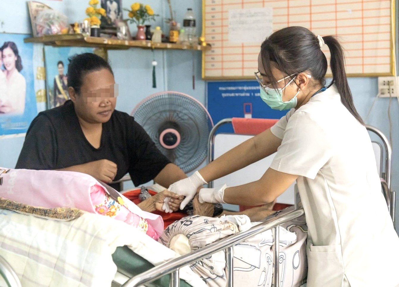 โรงพยาบาลองค์การบริหารส่วนจังหวัดภูเก็ต ลงพื้นที่ติดตามเยี่ยมบ้านผู้ป่วยติดบ้านติดเตียง พร้อมตรวจประเมินและออกใบรับรองความพิการถึงบ้าน ณ ชุมชนแหลมตุ๊กแก หมู่ที่ 4 และชุมชนสะพานร่วมพูนผล1 ต.ตลาดใหญ่ อ.เมือง จ.ภูเก็ต รูปที่ 4