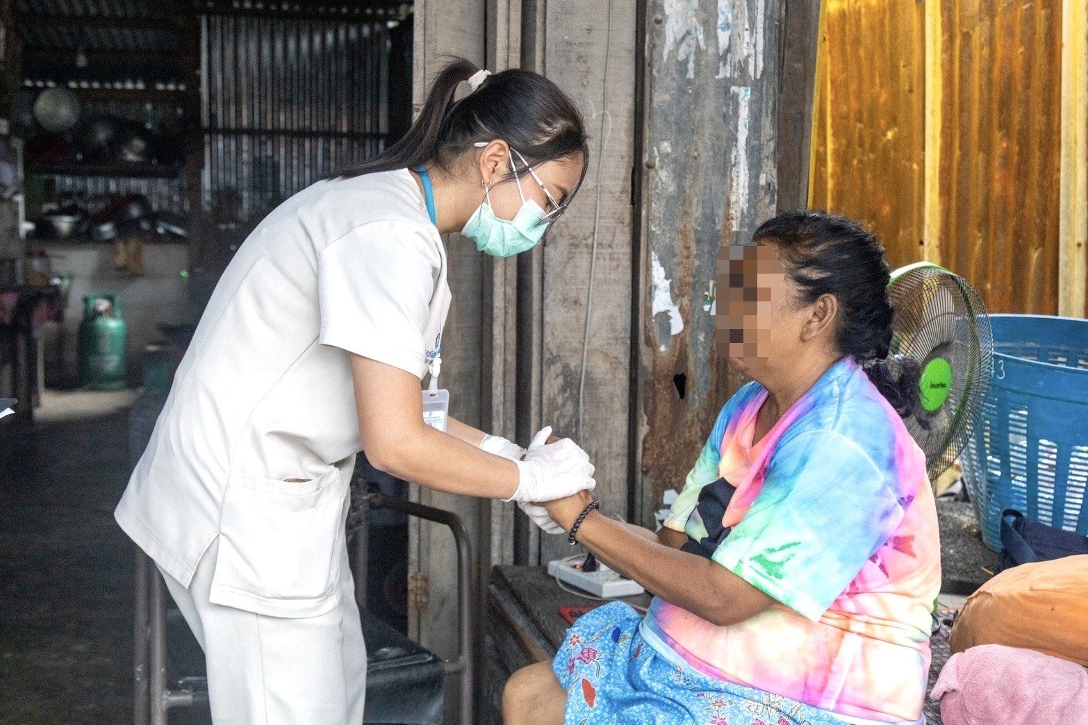 โรงพยาบาลองค์การบริหารส่วนจังหวัดภูเก็ต ลงพื้นที่ติดตามเยี่ยมบ้านผู้ป่วยติดบ้านติดเตียง พร้อมตรวจประเมินและออกใบรับรองความพิการถึงบ้าน ณ ชุมชนแหลมตุ๊กแก หมู่ที่ 4 และชุมชนสะพานร่วมพูนผล1 ต.ตลาดใหญ่ อ.เมือง จ.ภูเก็ต รูปที่ 1