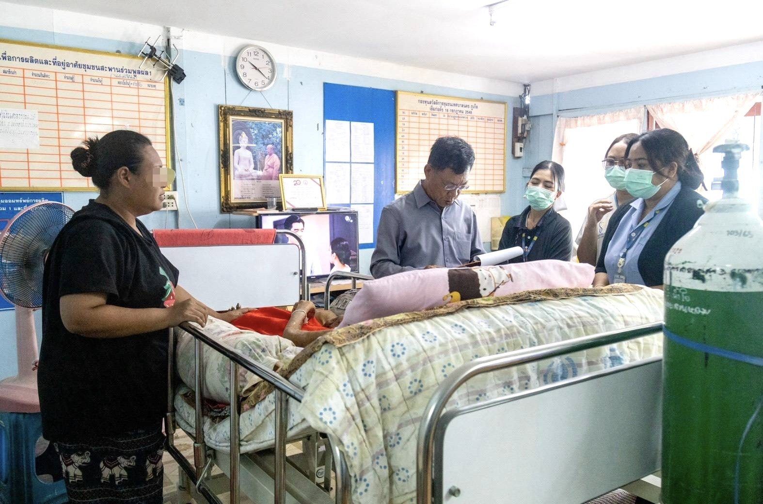 โรงพยาบาลองค์การบริหารส่วนจังหวัดภูเก็ต ลงพื้นที่ติดตามเยี่ยมบ้านผู้ป่วยติดบ้านติดเตียง พร้อมตรวจประเมินและออกใบรับรองความพิการถึงบ้าน ณ ชุมชนแหลมตุ๊กแก หมู่ที่ 4 และชุมชนสะพานร่วมพูนผล1 ต.ตลาดใหญ่ อ.เมือง จ.ภูเก็ต รูปที่ 3