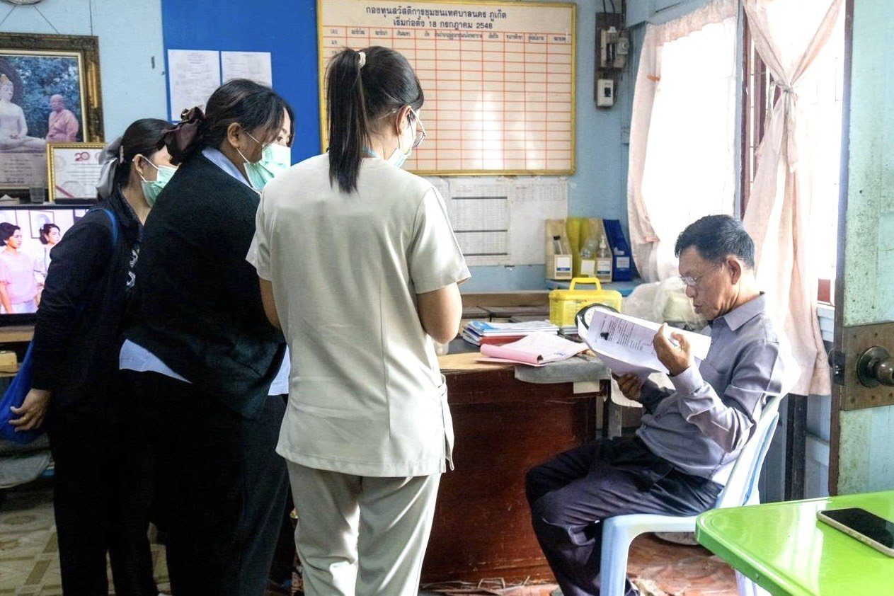 โรงพยาบาลองค์การบริหารส่วนจังหวัดภูเก็ต ลงพื้นที่ติดตามเยี่ยมบ้านผู้ป่วยติดบ้านติดเตียง พร้อมตรวจประเมินและออกใบรับรองความพิการถึงบ้าน ณ ชุมชนแหลมตุ๊กแก หมู่ที่ 4 และชุมชนสะพานร่วมพูนผล1 ต.ตลาดใหญ่ อ.เมือง จ.ภูเก็ต รูปที่ 5