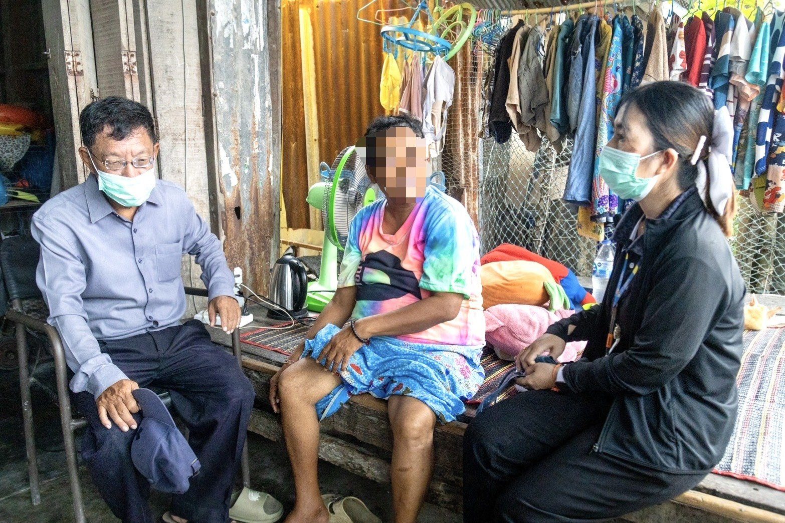 โรงพยาบาลองค์การบริหารส่วนจังหวัดภูเก็ต ลงพื้นที่ติดตามเยี่ยมบ้านผู้ป่วยติดบ้านติดเตียง พร้อมตรวจประเมินและออกใบรับรองความพิการถึงบ้าน ณ ชุมชนแหลมตุ๊กแก หมู่ที่ 4 และชุมชนสะพานร่วมพูนผล1 ต.ตลาดใหญ่ อ.เมือง จ.ภูเก็ต รูปที่ 6