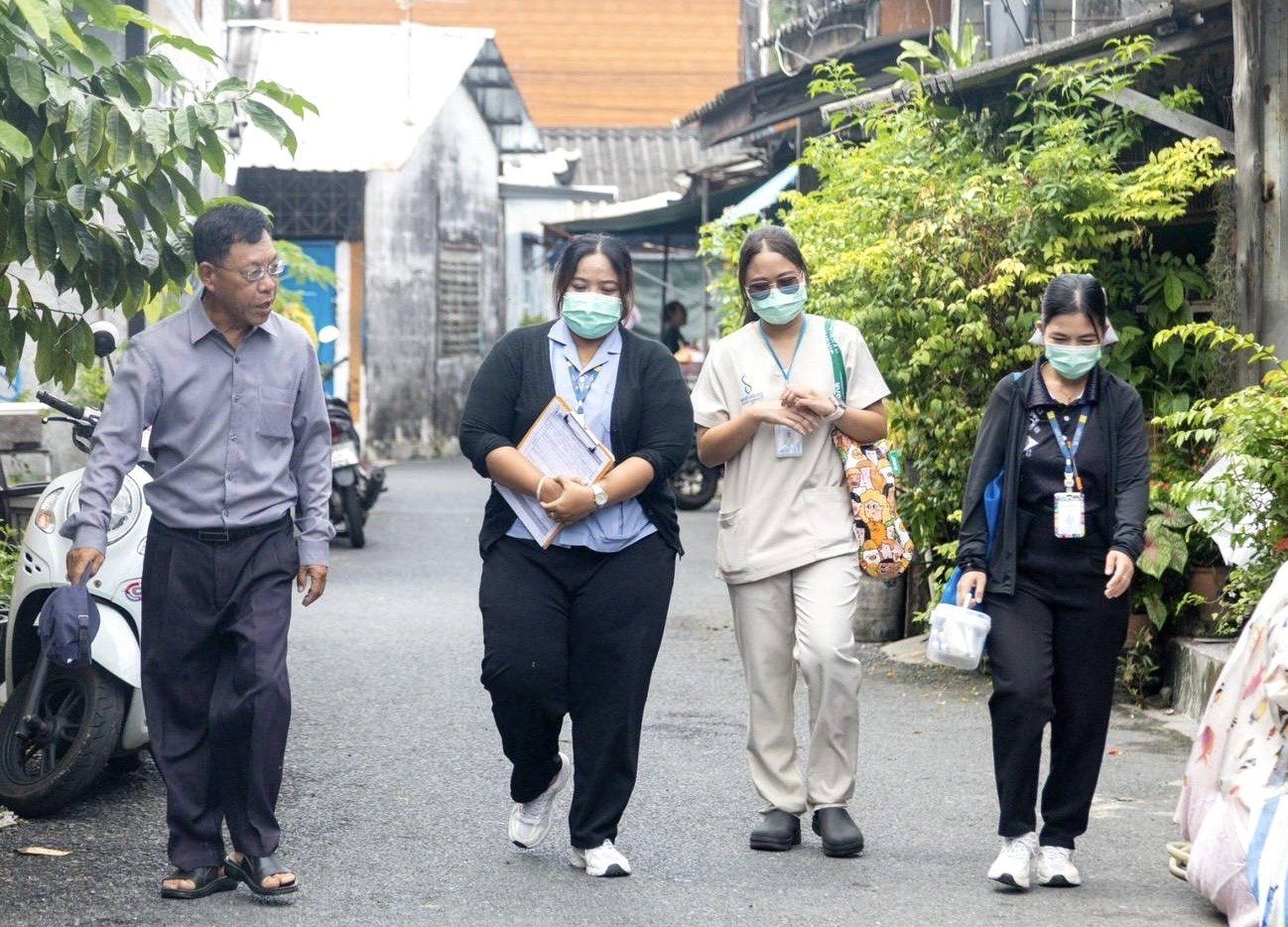 โรงพยาบาลองค์การบริหารส่วนจังหวัดภูเก็ต ลงพื้นที่ติดตามเยี่ยมบ้านผู้ป่วยติดบ้านติดเตียง พร้อมตรวจประเมินและออกใบรับรองความพิการถึงบ้าน ณ ชุมชนแหลมตุ๊กแก หมู่ที่ 4 และชุมชนสะพานร่วมพูนผล1 ต.ตลาดใหญ่ อ.เมือง จ.ภูเก็ต รูปที่ 8