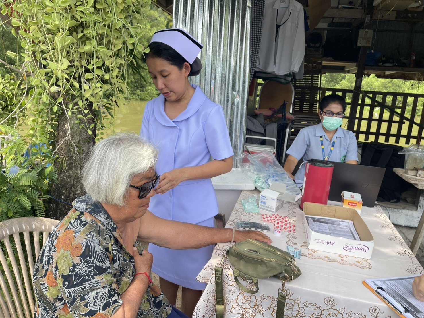 โรงพยาบาลองค์การบริหารส่วนจังหวัดภูเก็ต ลงพื้นที่ให้บริการเชิงรุกฉีดวัคซีนไข้หวัดใหญ่ ณ ชุมชนหาดแสนสุข หมู่ 7 ต.รัษฎา อ.เมือง จ.ภูเก็ต รูปที่ 3