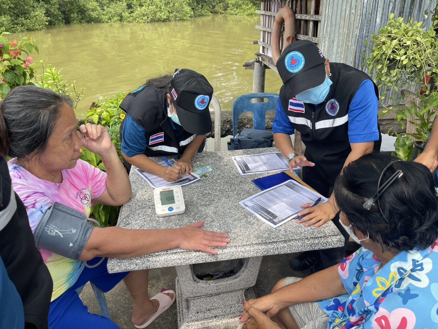 โรงพยาบาลองค์การบริหารส่วนจังหวัดภูเก็ต ลงพื้นที่ให้บริการเชิงรุกฉีดวัคซีนไข้หวัดใหญ่ ณ ชุมชนหาดแสนสุข หมู่ 7 ต.รัษฎา อ.เมือง จ.ภูเก็ต รูปที่ 2