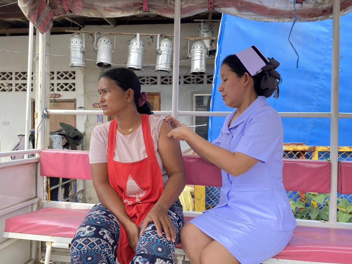 โรงพยาบาลองค์การบริหารส่วนจังหวัดภูเก็ต ลงพื้นที่ให้บริการเชิงรุกฉีดวัคซีนไข้หวัดใหญ่ ณ ชุมชนหาดแสนสุข หมู่ 7 ต.รัษฎา อ.เมือง จ.ภูเก็ต รูปที่ 6