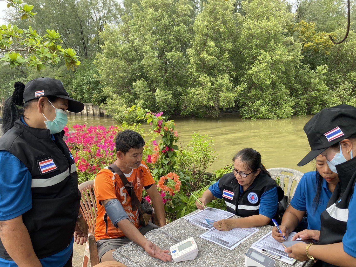 โรงพยาบาลองค์การบริหารส่วนจังหวัดภูเก็ต ลงพื้นที่ให้บริการเชิงรุกฉีดวัคซีนไข้หวัดใหญ่ ณ ชุมชนหาดแสนสุข หมู่ 7 ต.รัษฎา อ.เมือง จ.ภูเก็ต รูปที่ 7