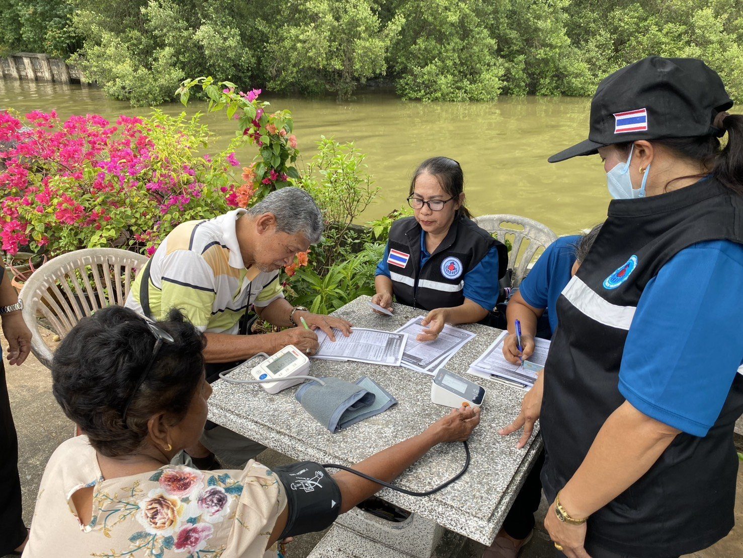 โรงพยาบาลองค์การบริหารส่วนจังหวัดภูเก็ต ลงพื้นที่ให้บริการเชิงรุกฉีดวัคซีนไข้หวัดใหญ่ ณ ชุมชนหาดแสนสุข หมู่ 7 ต.รัษฎา อ.เมือง จ.ภูเก็ต รูปที่ 5