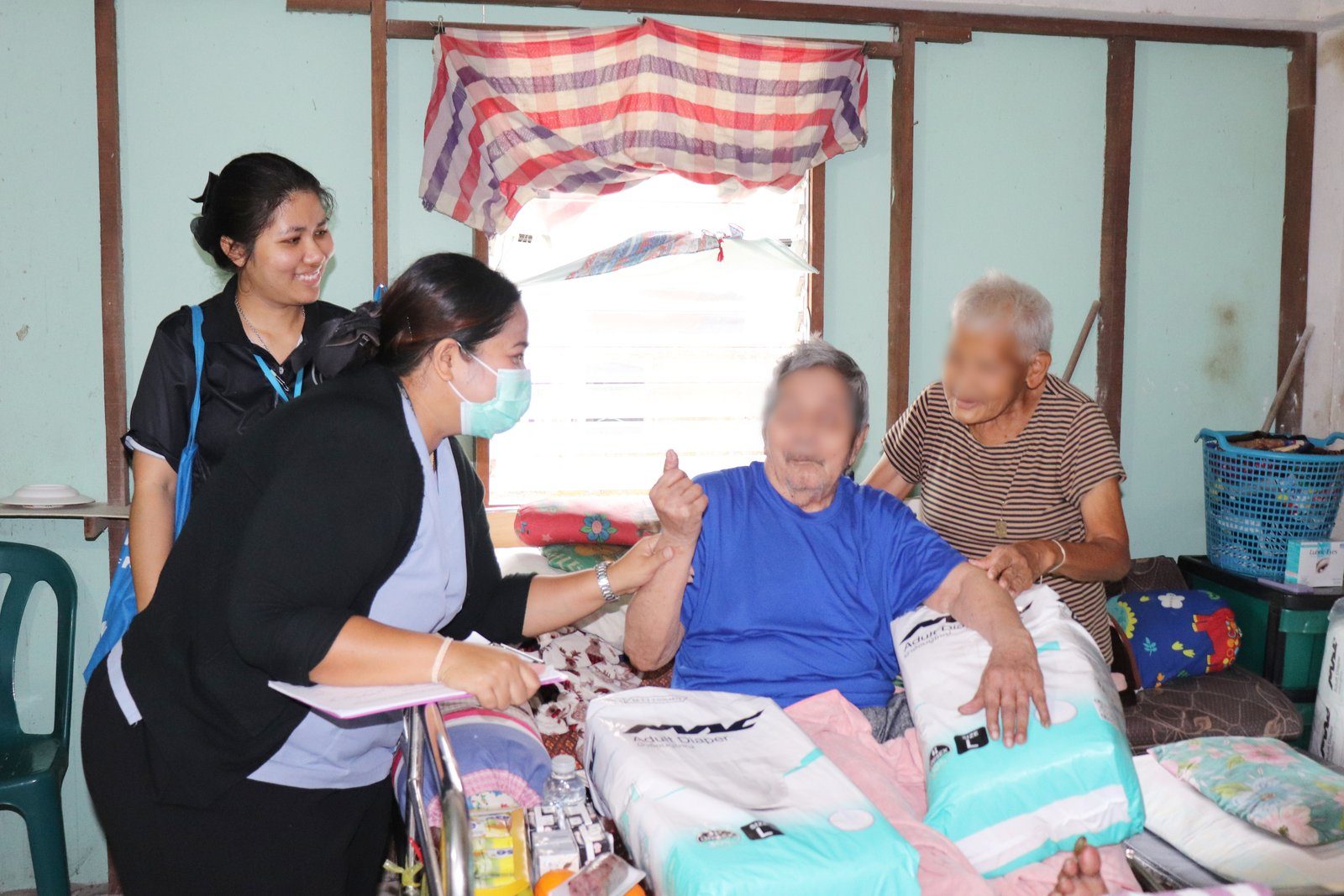 โรงพยาบาลองค์การบริหารส่วนจังหวัดภูเก็ต ลงพื้นที่ติดตามเยี่ยมบ้านผู้ป่วยติดบ้านติดเตียง พร้อมส่งมอบผ้าอ้อมผู้ใหญ่ภายใต้โครงการ “Phuket Care ดูแลประชาชน” ณ ชุมชนร่วมน้ำใจและชุมชนขุมน้ำนรหัส ต.ตลาดใหญ่ อ.เมือง จ.ภูเก็ต รูปที่ 3