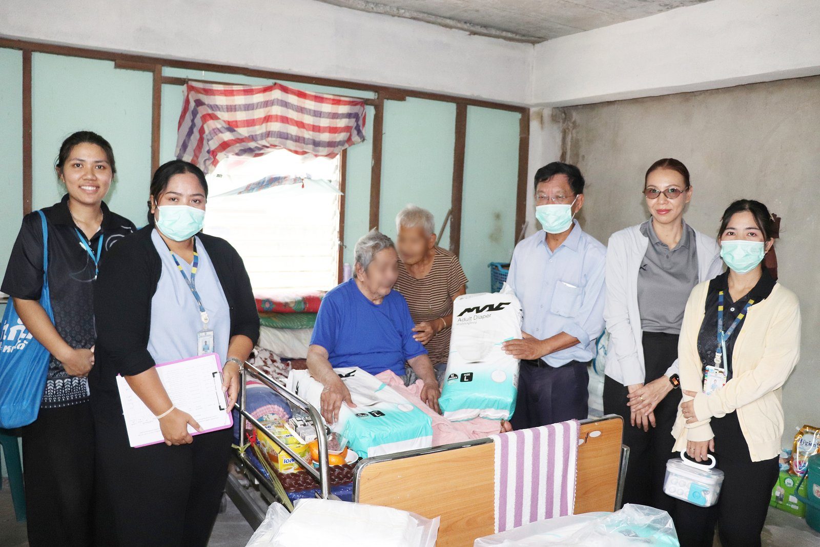 โรงพยาบาลองค์การบริหารส่วนจังหวัดภูเก็ต ลงพื้นที่ติดตามเยี่ยมบ้านผู้ป่วยติดบ้านติดเตียง พร้อมส่งมอบผ้าอ้อมผู้ใหญ่ภายใต้โครงการ “Phuket Care ดูแลประชาชน” ณ ชุมชนร่วมน้ำใจและชุมชนขุมน้ำนรหัส ต.ตลาดใหญ่ อ.เมือง จ.ภูเก็ต รูปที่ 1