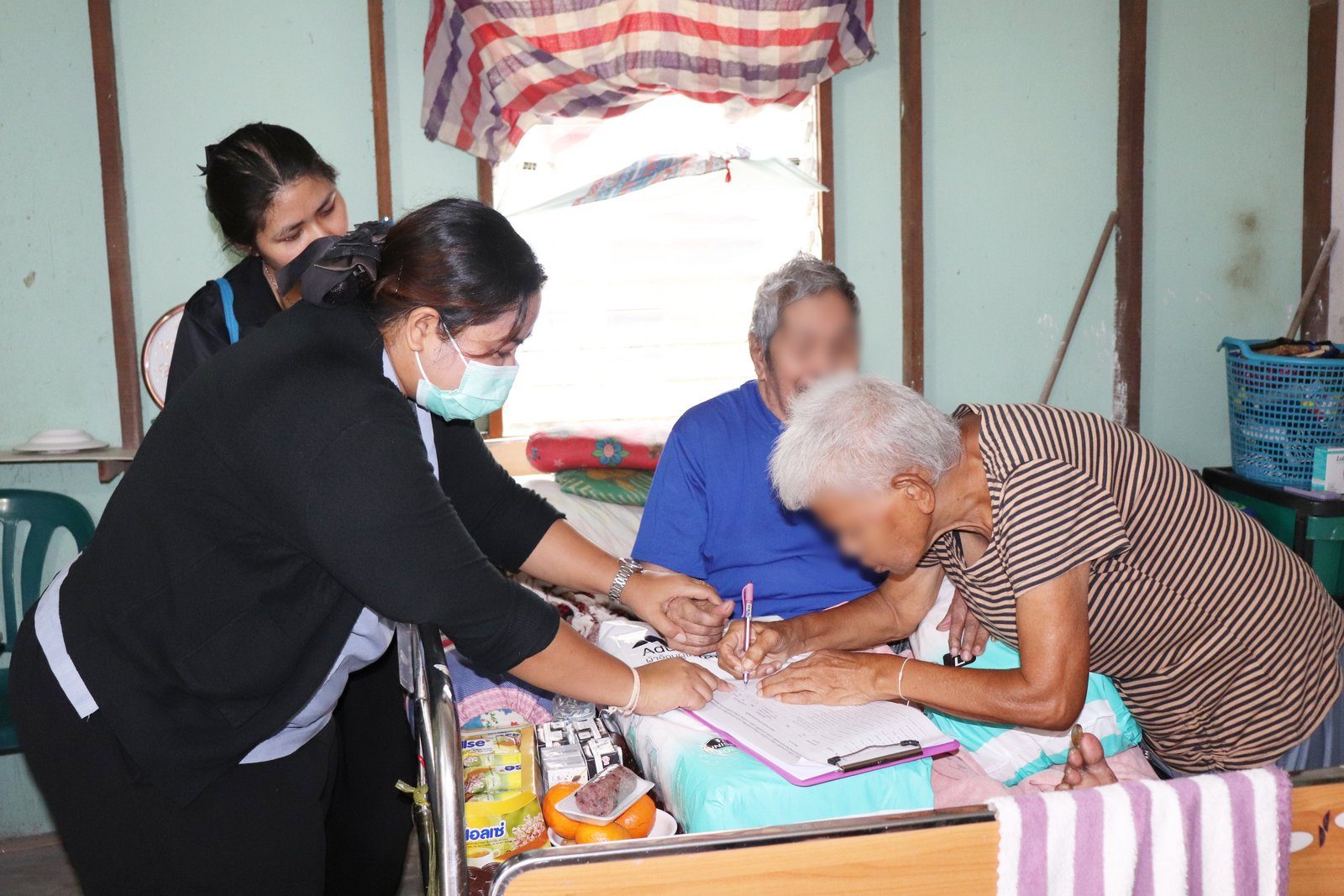 โรงพยาบาลองค์การบริหารส่วนจังหวัดภูเก็ต ลงพื้นที่ติดตามเยี่ยมบ้านผู้ป่วยติดบ้านติดเตียง พร้อมส่งมอบผ้าอ้อมผู้ใหญ่ภายใต้โครงการ “Phuket Care ดูแลประชาชน” ณ ชุมชนร่วมน้ำใจและชุมชนขุมน้ำนรหัส ต.ตลาดใหญ่ อ.เมือง จ.ภูเก็ต รูปที่ 4