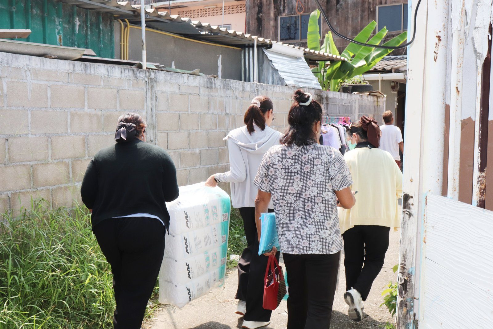 โรงพยาบาลองค์การบริหารส่วนจังหวัดภูเก็ต ลงพื้นที่ติดตามเยี่ยมบ้านผู้ป่วยติดบ้านติดเตียง พร้อมส่งมอบผ้าอ้อมผู้ใหญ่ภายใต้โครงการ “Phuket Care ดูแลประชาชน” ณ ชุมชนร่วมน้ำใจและชุมชนขุมน้ำนรหัส ต.ตลาดใหญ่ อ.เมือง จ.ภูเก็ต รูปที่ 5