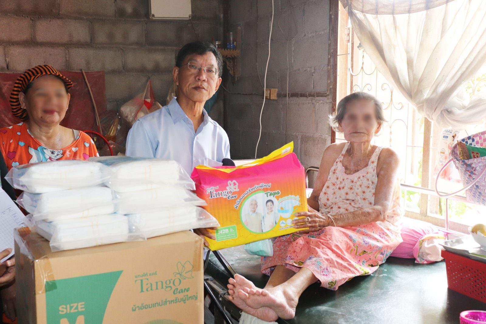 โรงพยาบาลองค์การบริหารส่วนจังหวัดภูเก็ต ลงพื้นที่ติดตามเยี่ยมบ้านผู้ป่วยติดบ้านติดเตียง พร้อมส่งมอบผ้าอ้อมผู้ใหญ่ภายใต้โครงการ “Phuket Care ดูแลประชาชน” ณ ชุมชนร่วมน้ำใจและชุมชนขุมน้ำนรหัส ต.ตลาดใหญ่ อ.เมือง จ.ภูเก็ต รูปที่ 7