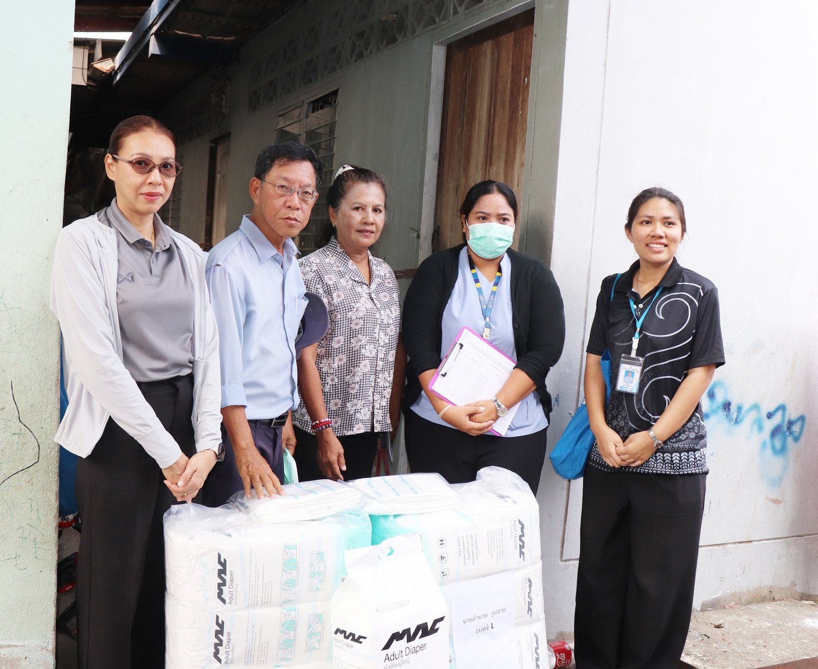 โรงพยาบาลองค์การบริหารส่วนจังหวัดภูเก็ต ลงพื้นที่ติดตามเยี่ยมบ้านผู้ป่วยติดบ้านติดเตียง พร้อมส่งมอบผ้าอ้อมผู้ใหญ่ภายใต้โครงการ “Phuket Care ดูแลประชาชน” ณ ชุมชนร่วมน้ำใจและชุมชนขุมน้ำนรหัส ต.ตลาดใหญ่ อ.เมือง จ.ภูเก็ต รูปที่ 6