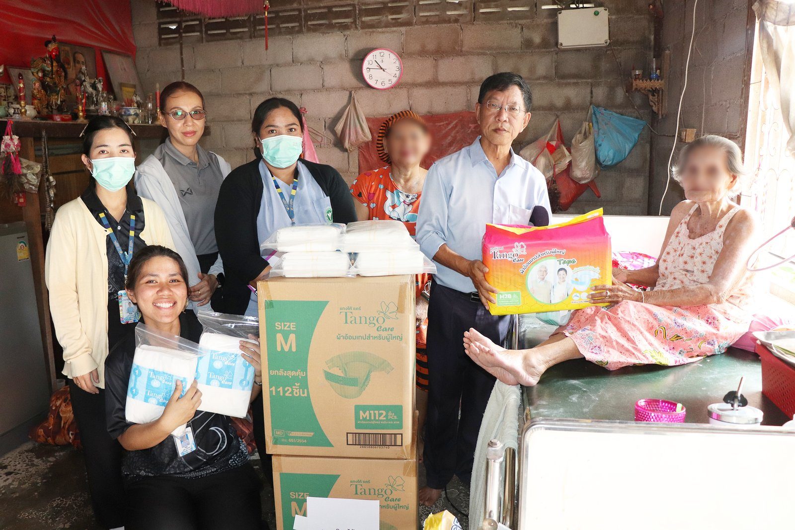 โรงพยาบาลองค์การบริหารส่วนจังหวัดภูเก็ต ลงพื้นที่ติดตามเยี่ยมบ้านผู้ป่วยติดบ้านติดเตียง พร้อมส่งมอบผ้าอ้อมผู้ใหญ่ภายใต้โครงการ “Phuket Care ดูแลประชาชน” ณ ชุมชนร่วมน้ำใจและชุมชนขุมน้ำนรหัส ต.ตลาดใหญ่ อ.เมือง จ.ภูเก็ต รูปที่ 8